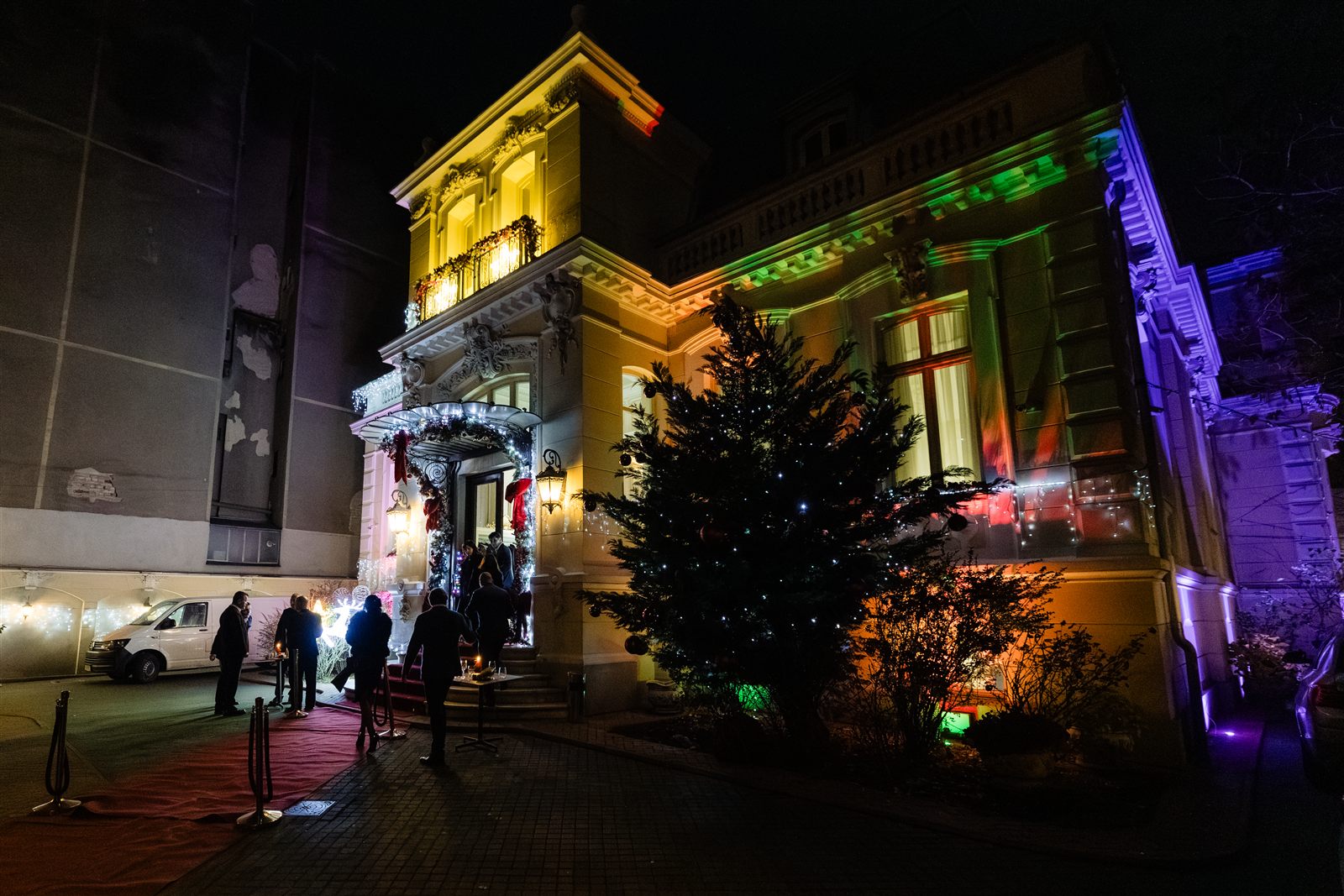 Palatul Noblesse iluminat de Crăciun, seara evenimentului de sfârșit de an Simion, Iuga & Partners