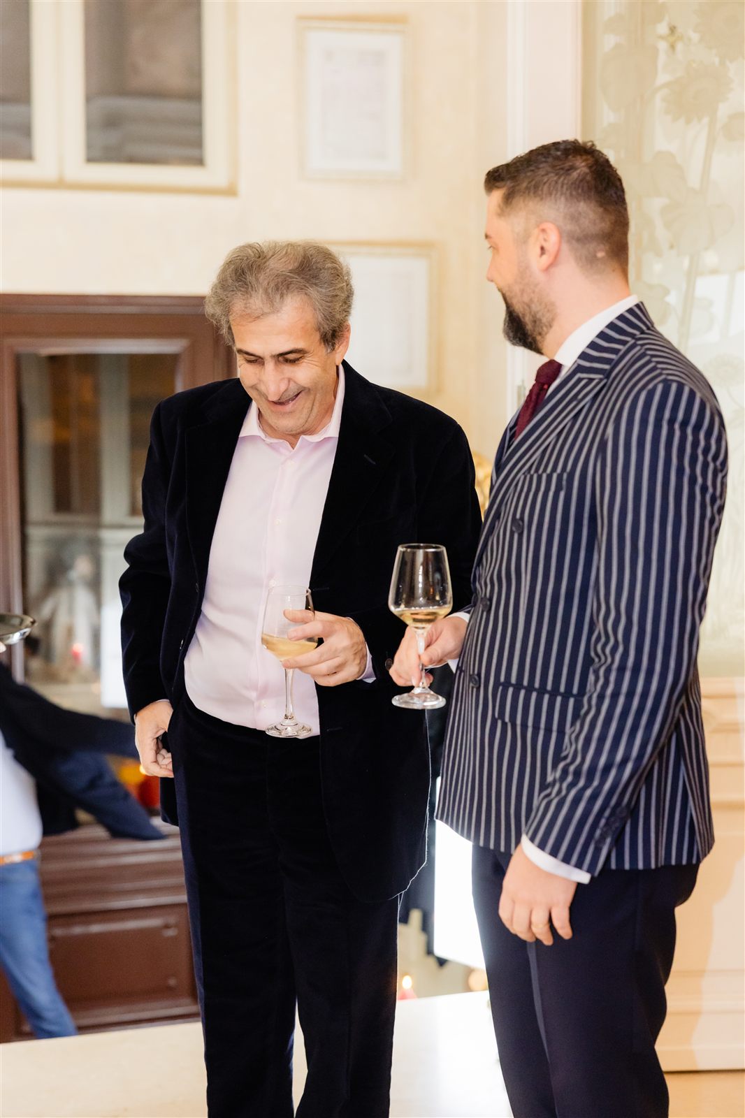 Parteneri de afaceri în discuție, cu un pahar de vin, la Palatul Noblesse