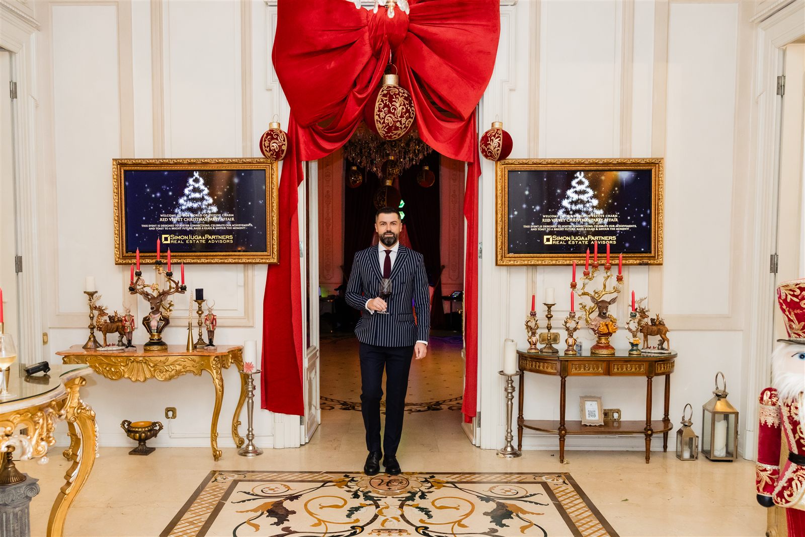 Photocorner cu fundă roșie de catifea și ecrane cu identitatea companiei