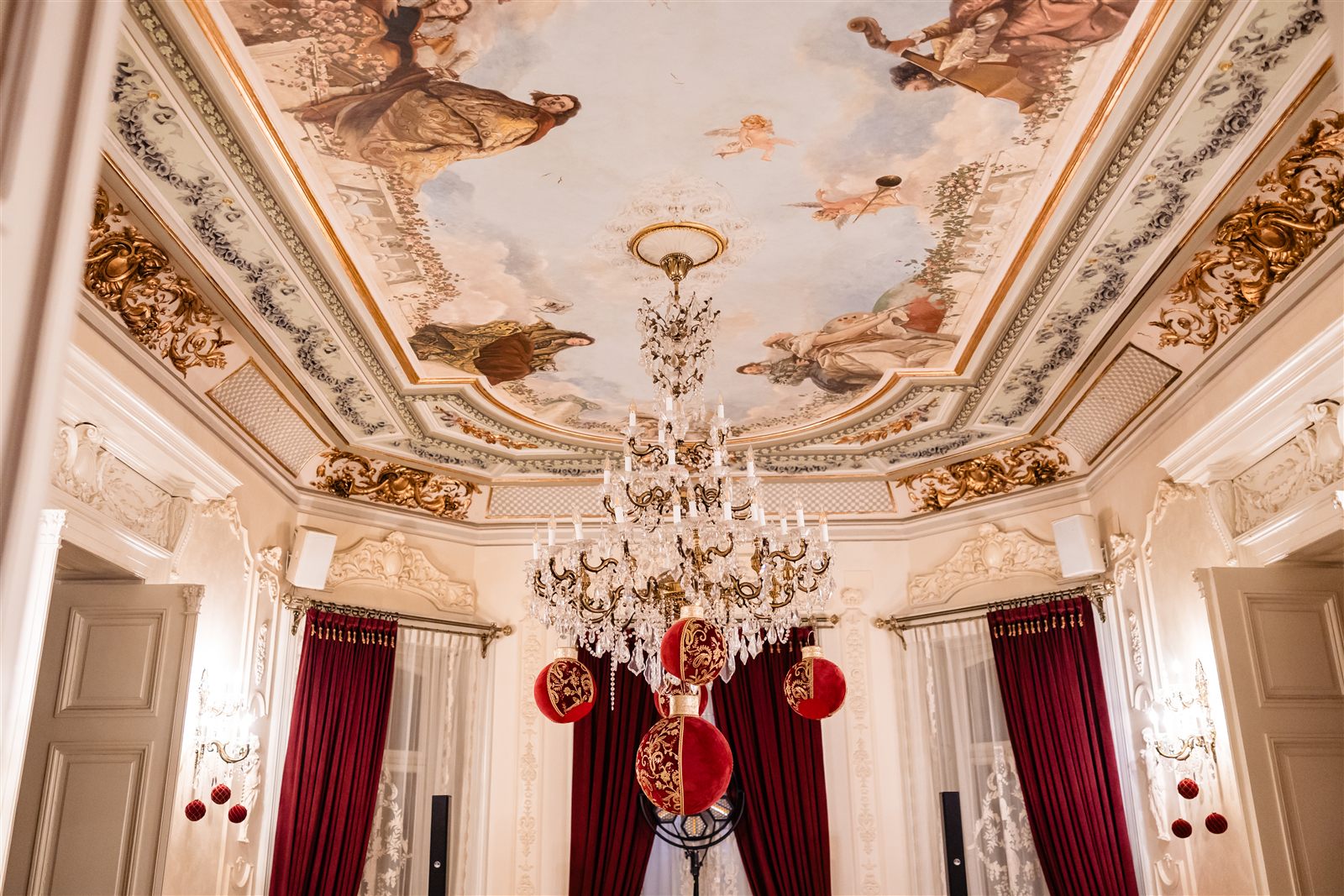 Salonul Baroque cu plafon pictat și candelabru de cristal, decor de Crăciun