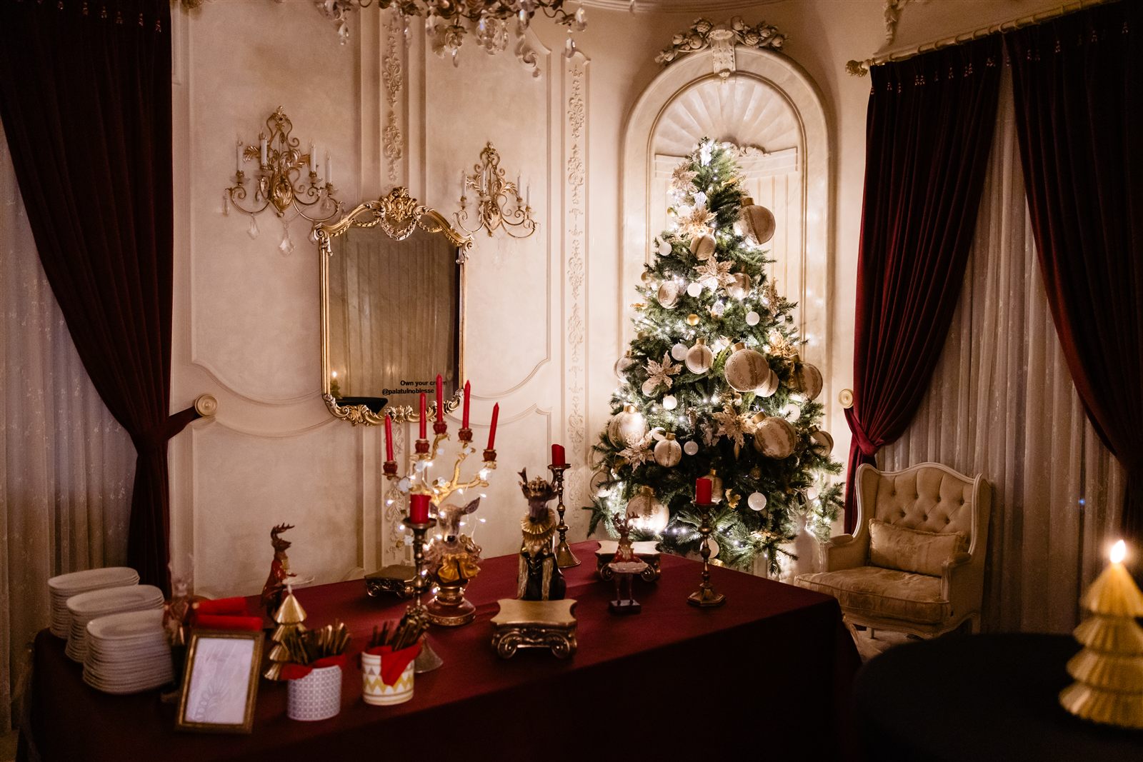 Salon al Palatului Noblesse cu brad și decor de Crăciun pentru evenimentul corporate