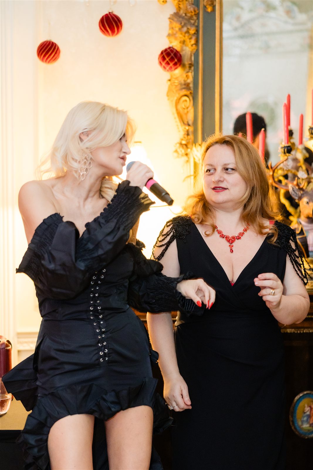 Solista cântând printre invitații evenimentului