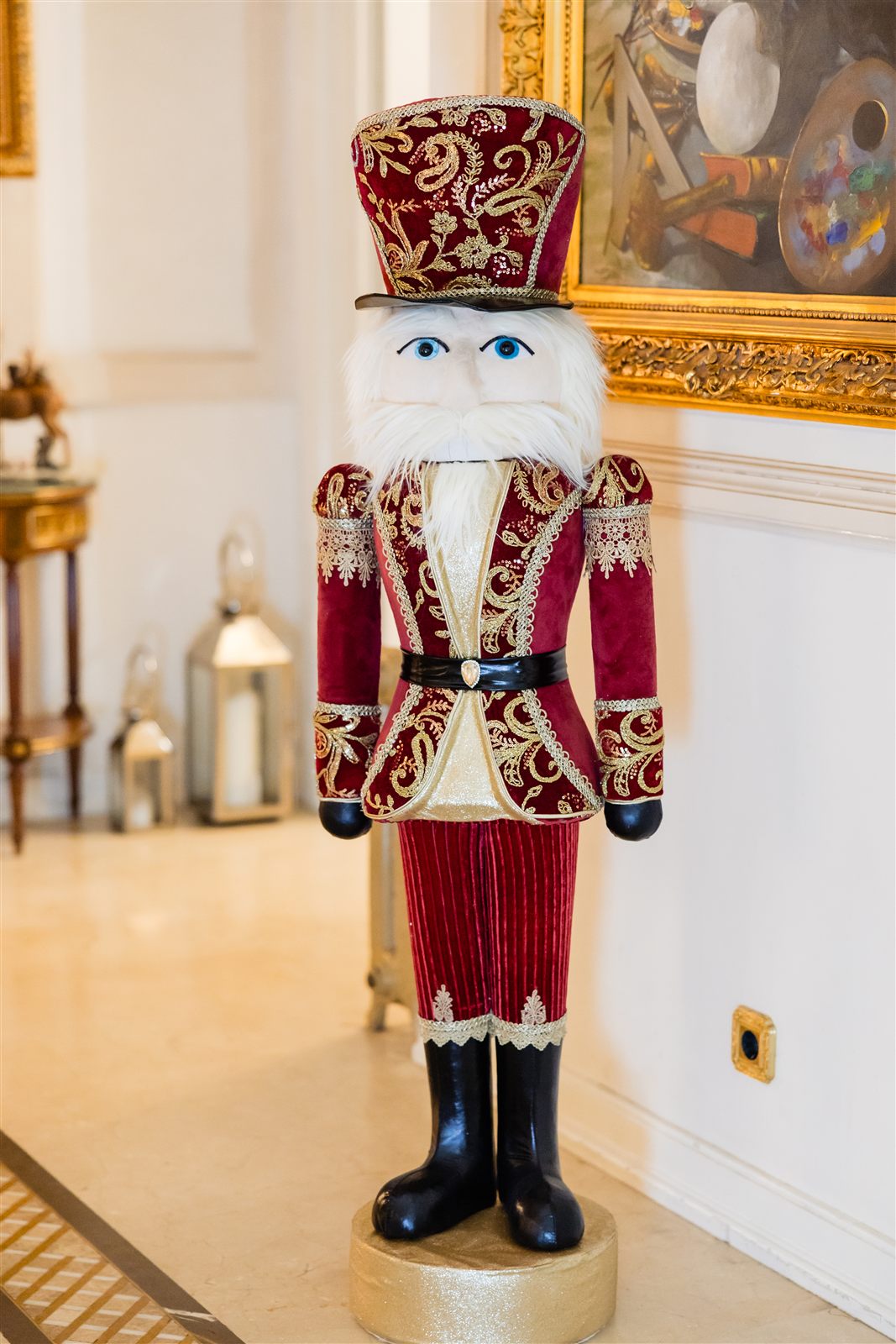 Figurină de spărgător de nuci în decorul de Crăciun al Palatului Noblesse