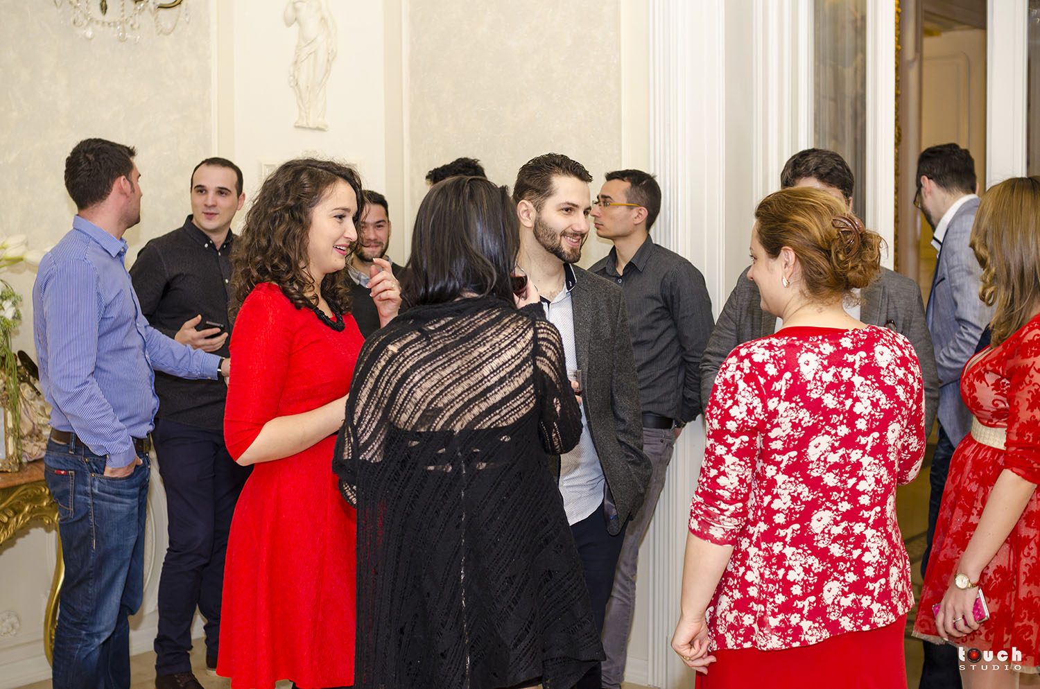 Colegi socializand la petrecerea de Craciun din Palatul Noblesse