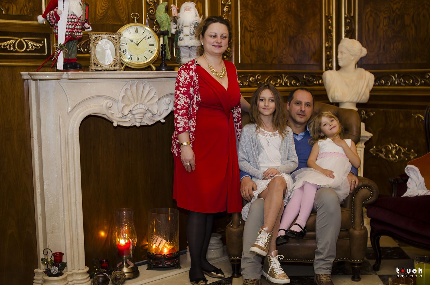 Familie langa semineu la petrecerea de Craciun din Palatul Noblesse