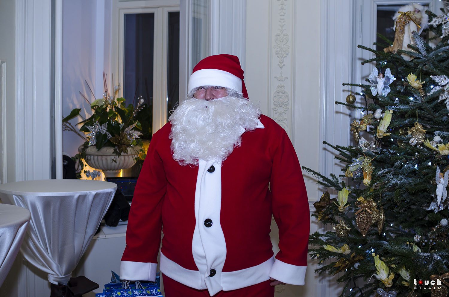 Mos Craciun alaturi de invitati la petrecerea de Craciun din Palatul Noblesse