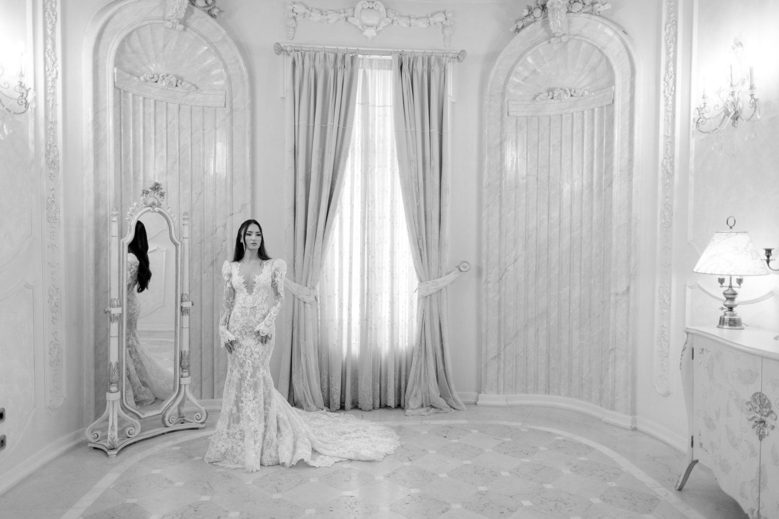 Mireasă în rochie de dantelă în salonul de marmură albă — sedință foto nuntă Palatul Noblesse