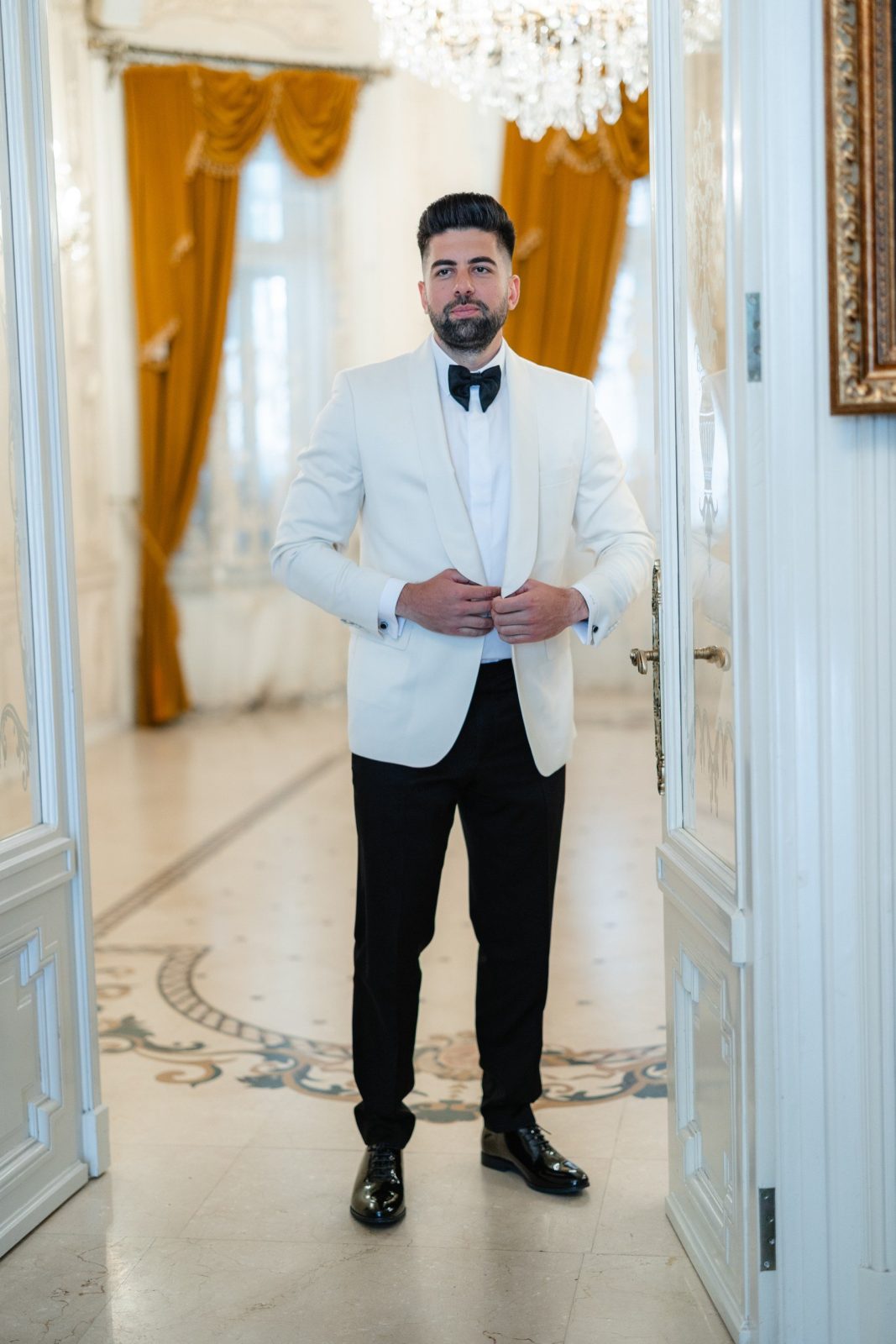 Mireasă în salon auriu — sedință foto nuntă București locație palat