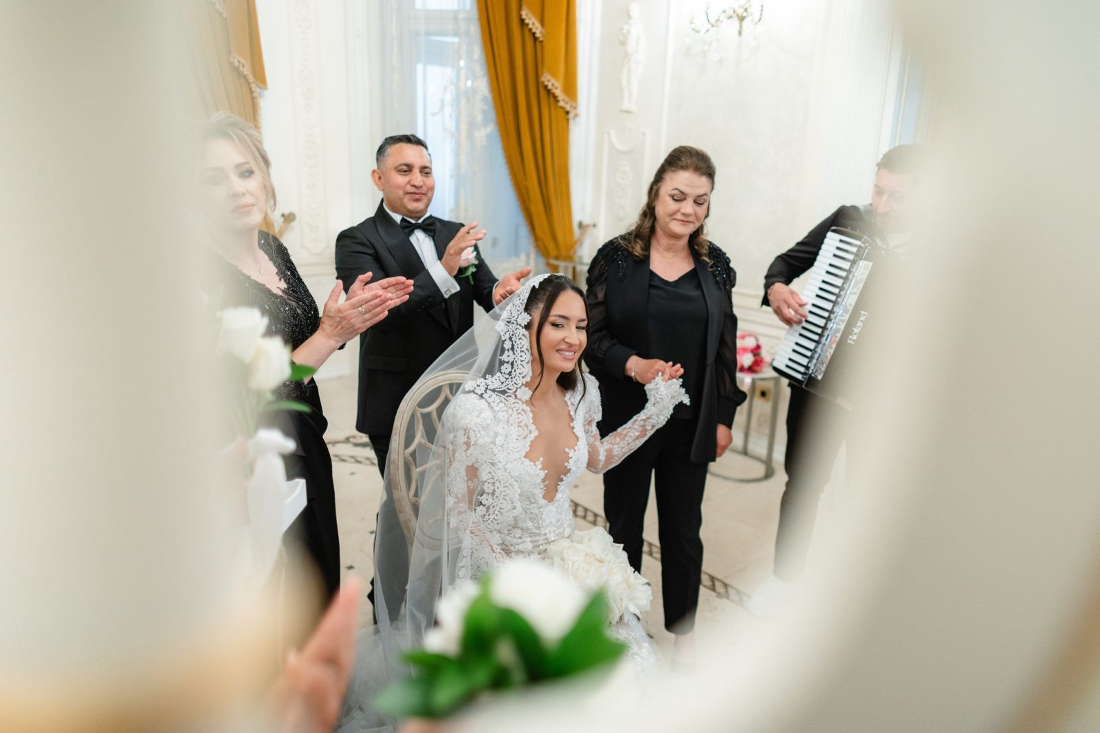 Ceremonia velului la Palatul Noblesse — tradiție românească cu acordeon