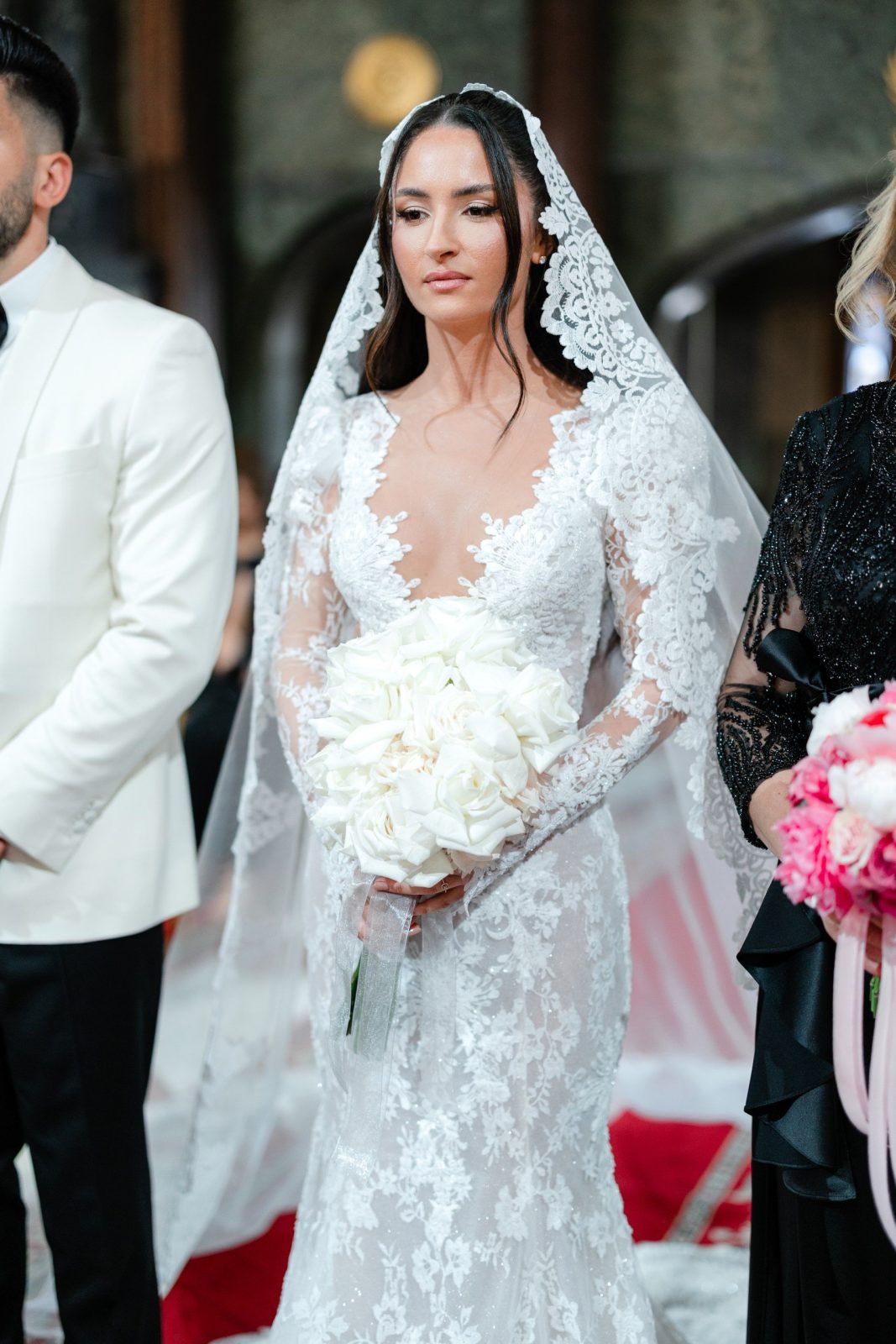 Cristina la cununia religioasă — mireasă cu buchet trandafiri albi