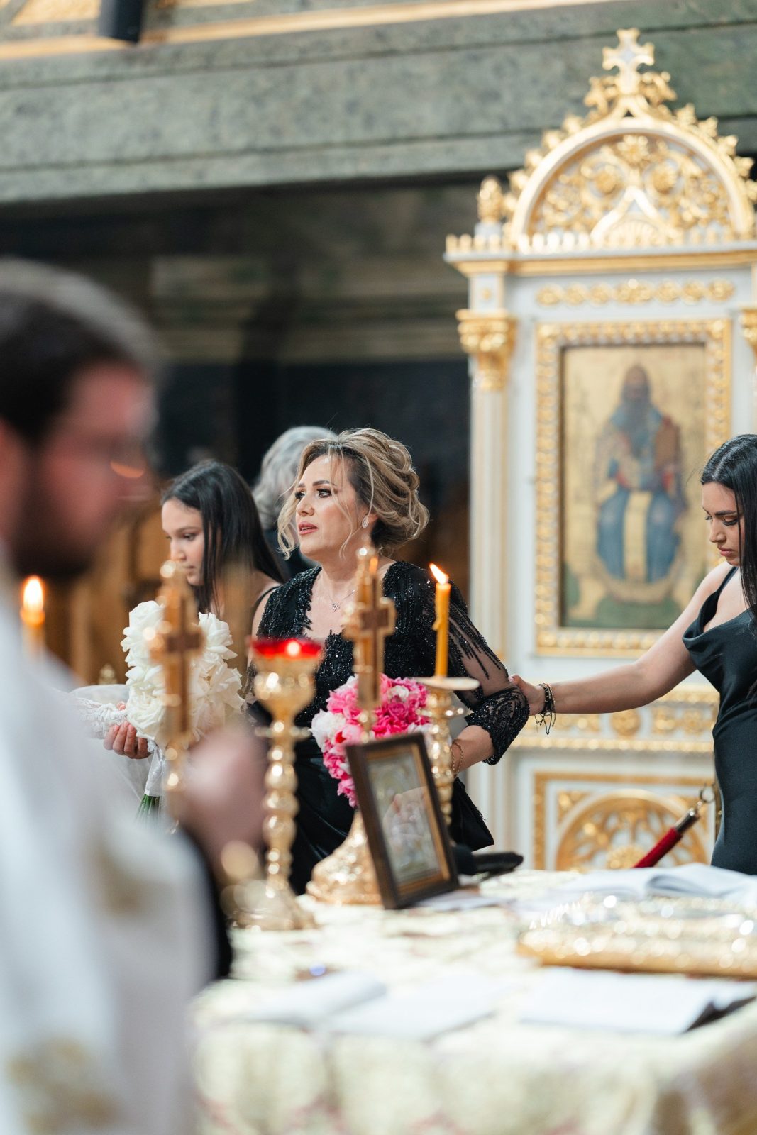 Cununie religioasă — altar ortodox cu iconostas aurit