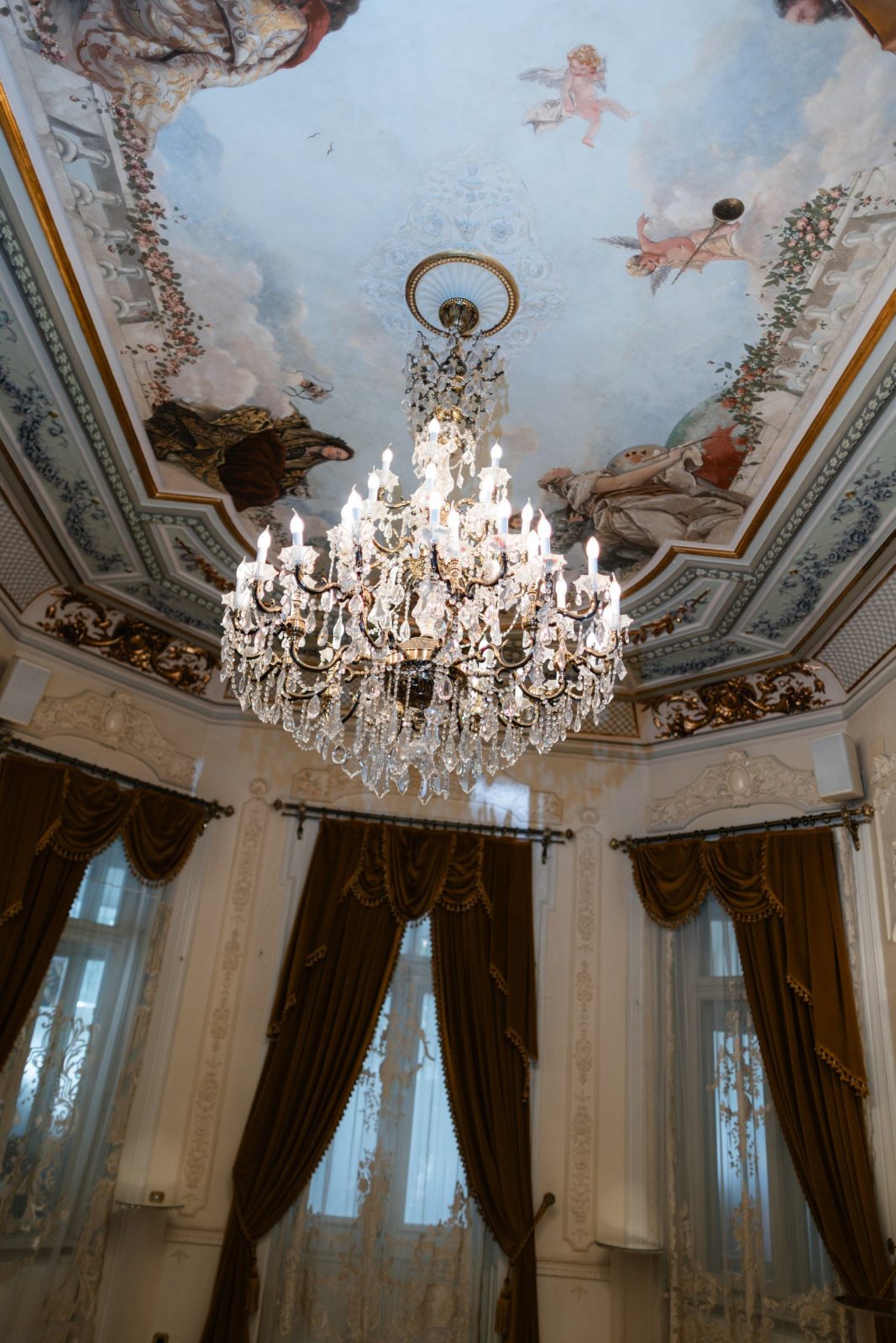 Tavan frescă barocă cu candelabru de cristal — Palatul Noblesse București