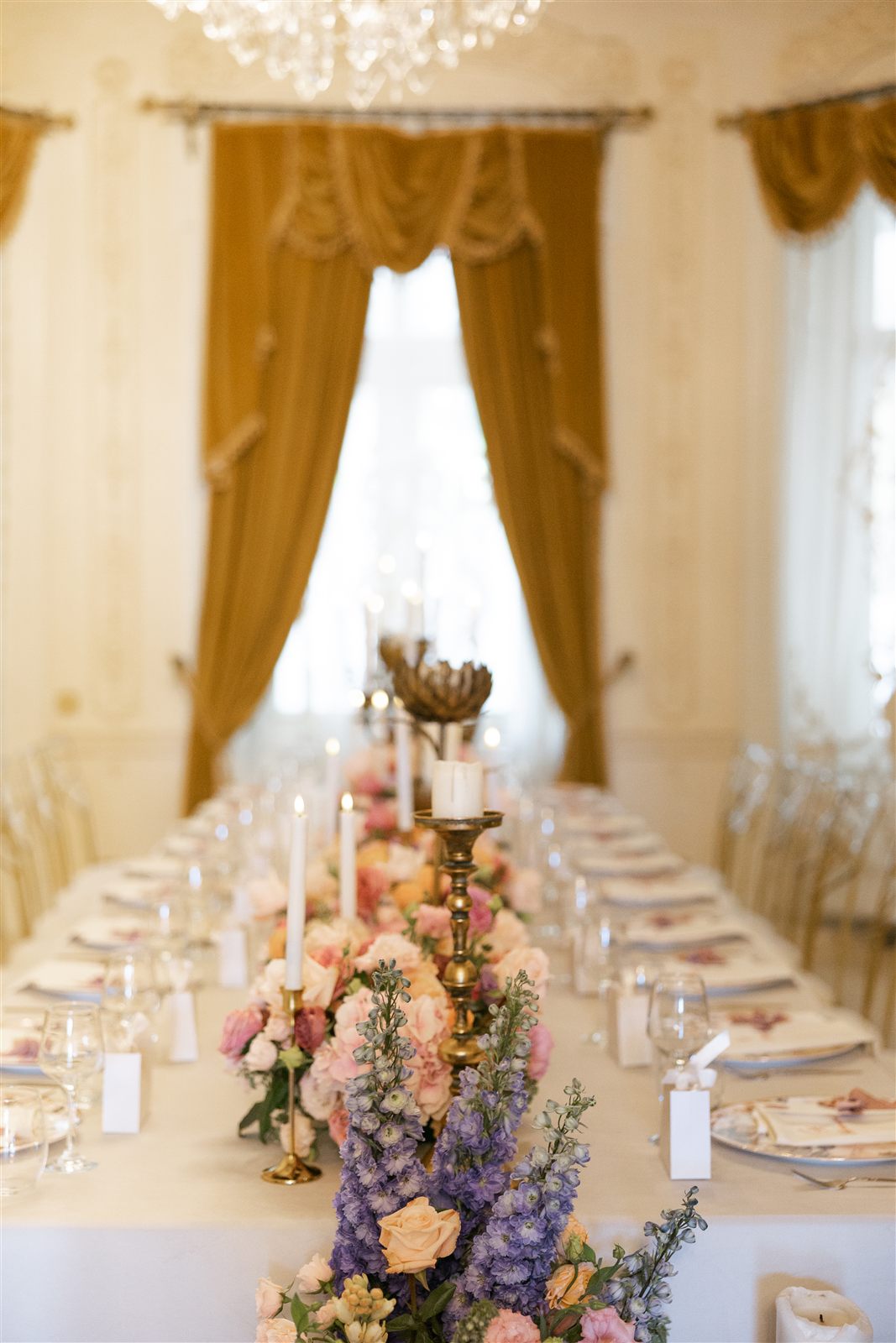 Aranjament floral pe masa de cununie in Salonul Baroque la Palatul Noblesse