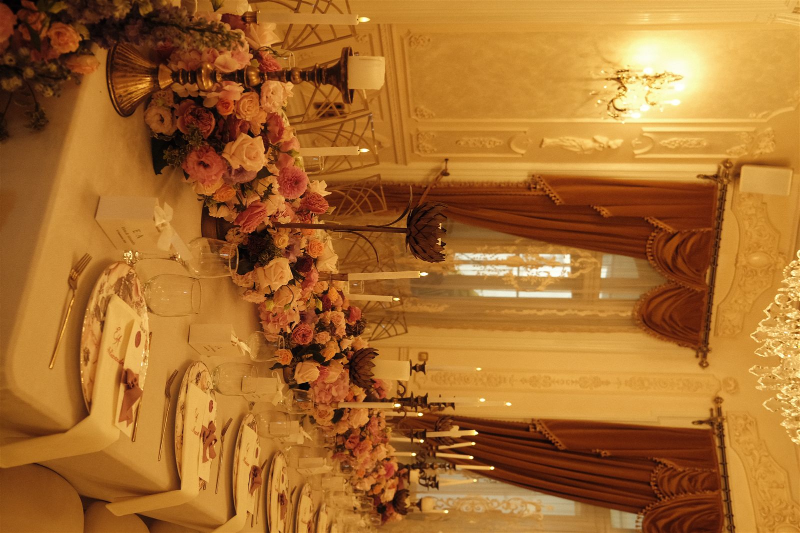 Decor floral pe masa de cununie restransa la Palatul Noblesse