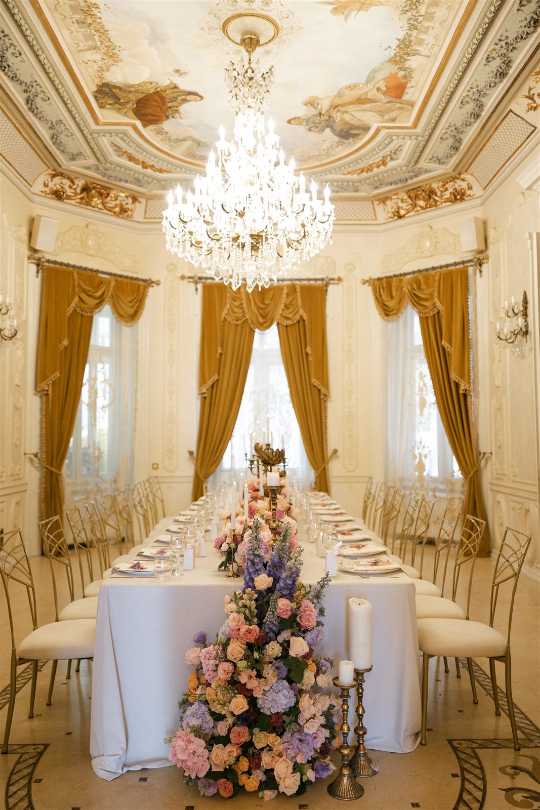 Masa decorata cu aranjamente florale pastel in Salonul Baroque la Palatul Noblesse
