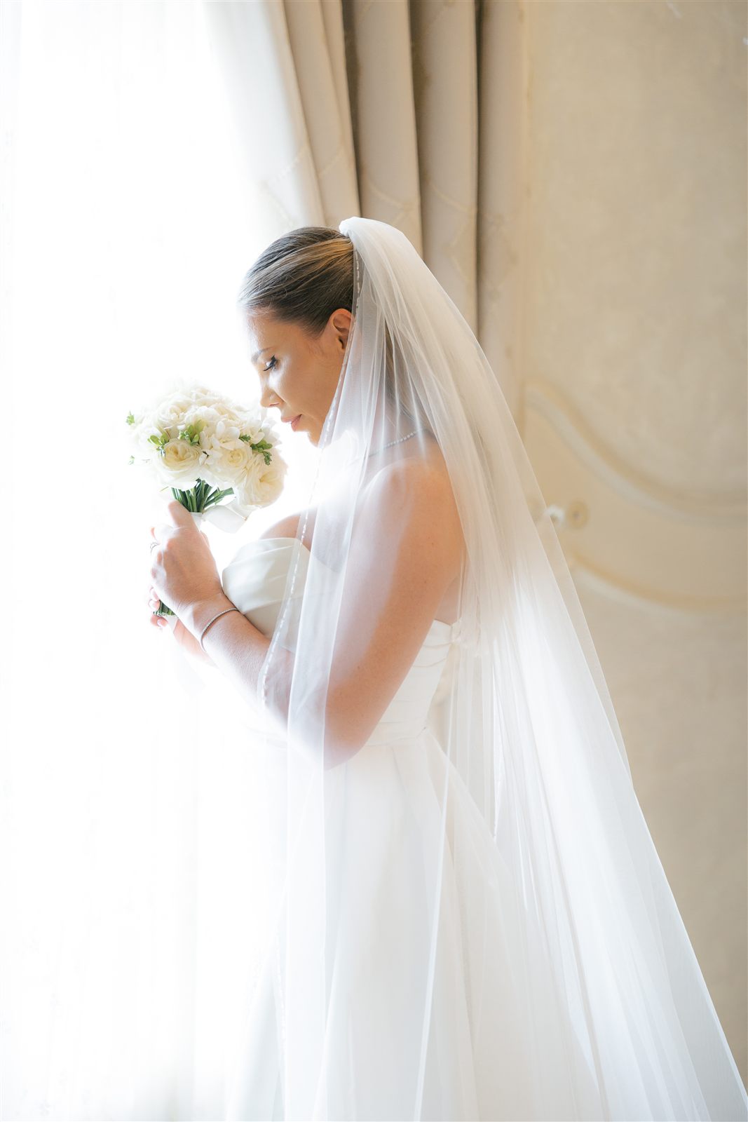Mireasa cu buchet si val la style shooting-ul de cununie la Palatul Noblesse