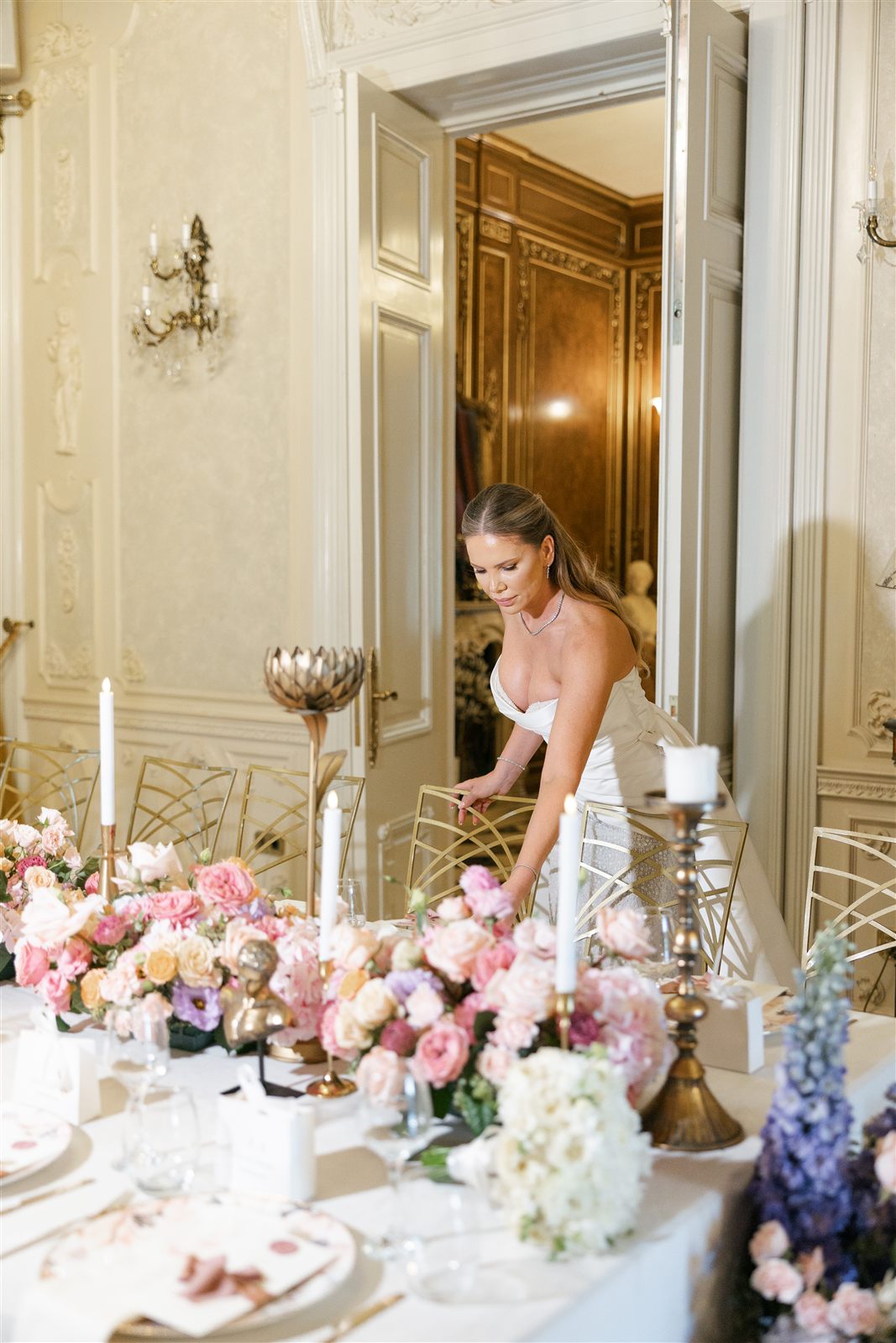 Mireasa la masa decorata cu flori la cununia de la Palatul Noblesse