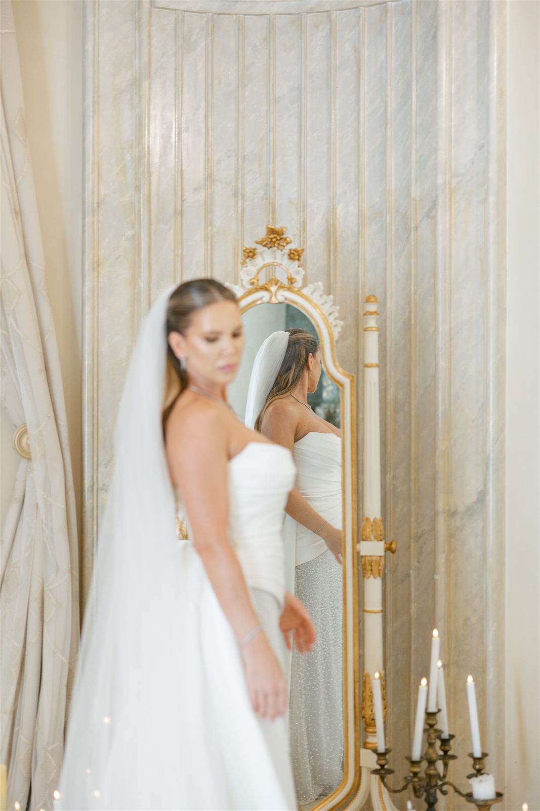 Mireasa reflectata in oglinda aurie la style shooting-ul de la Palatul Noblesse