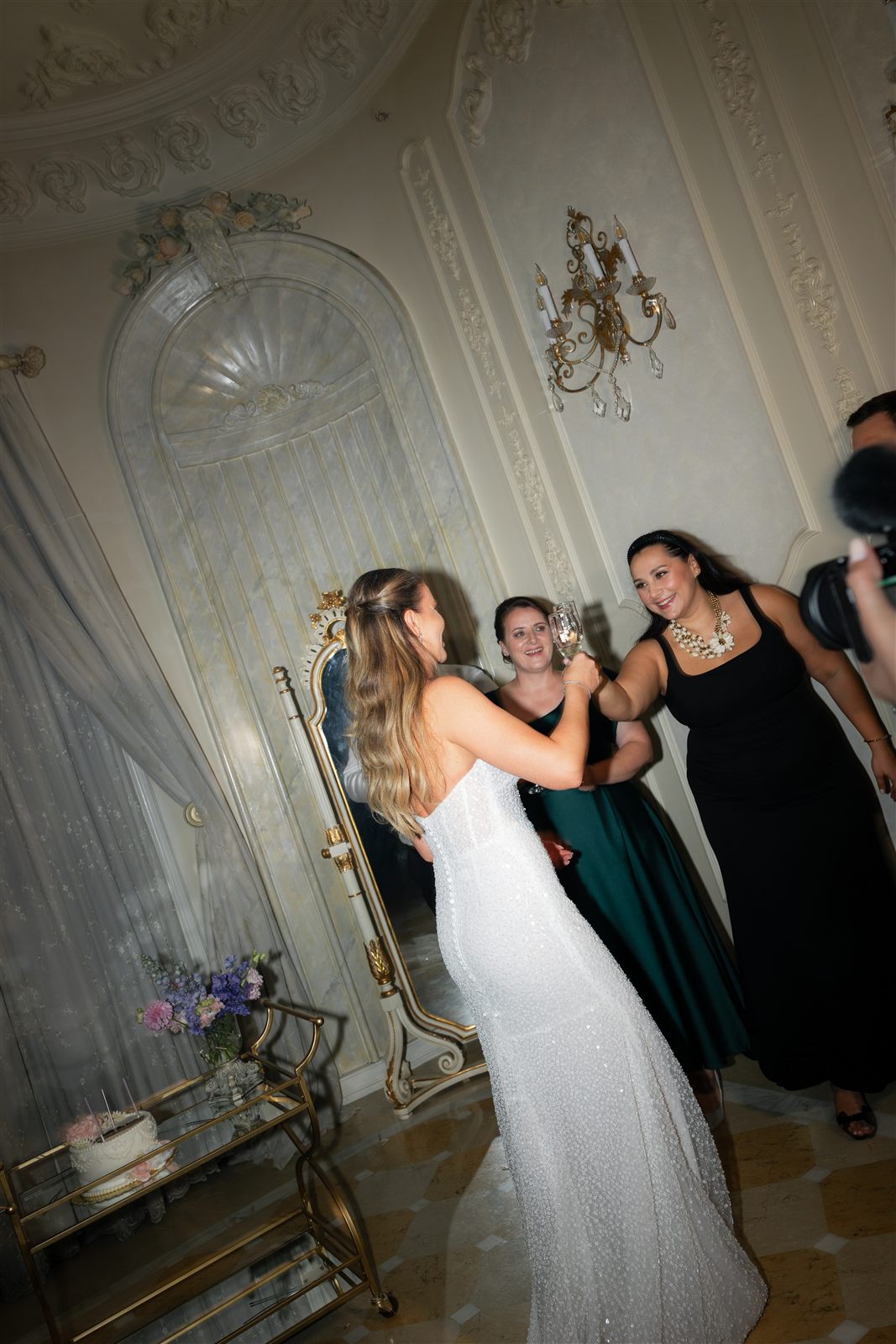 Mireasa alaturi de invitati in momentul tortului la cununia de la Palatul Noblesse