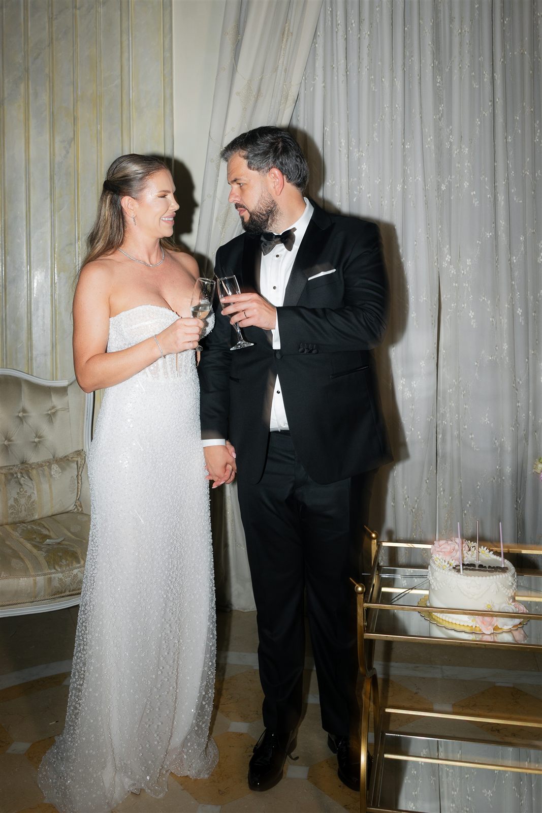 Mirii ridicand un toast cu invitatii la cununia de la Palatul Noblesse