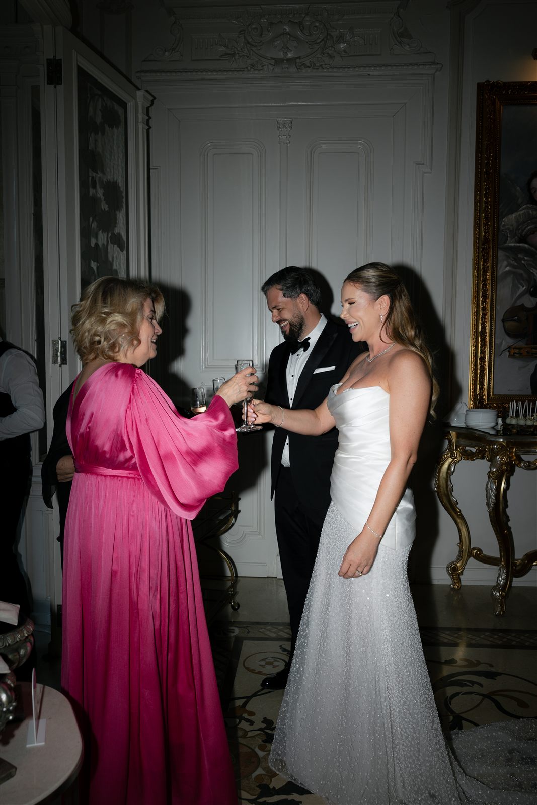 Mireasa alaturi de invitati la cununia restransa de la Palatul Noblesse