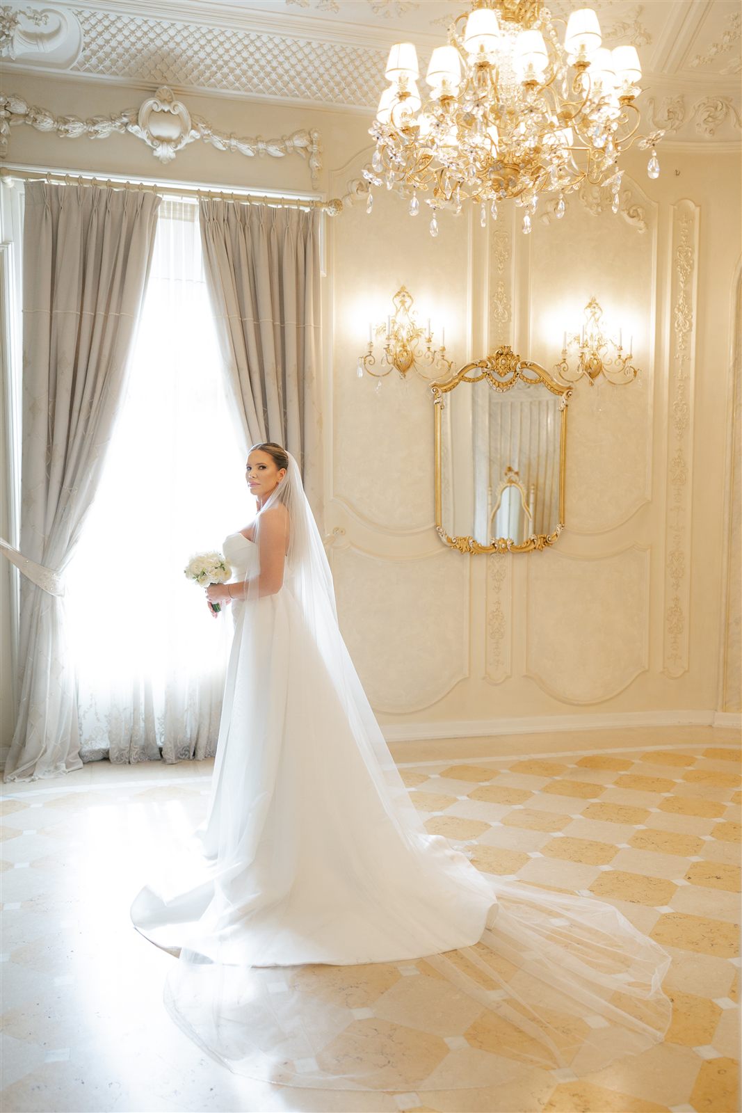 Mireasa in sedinta de style shooting intr-un salon al Palatului Noblesse