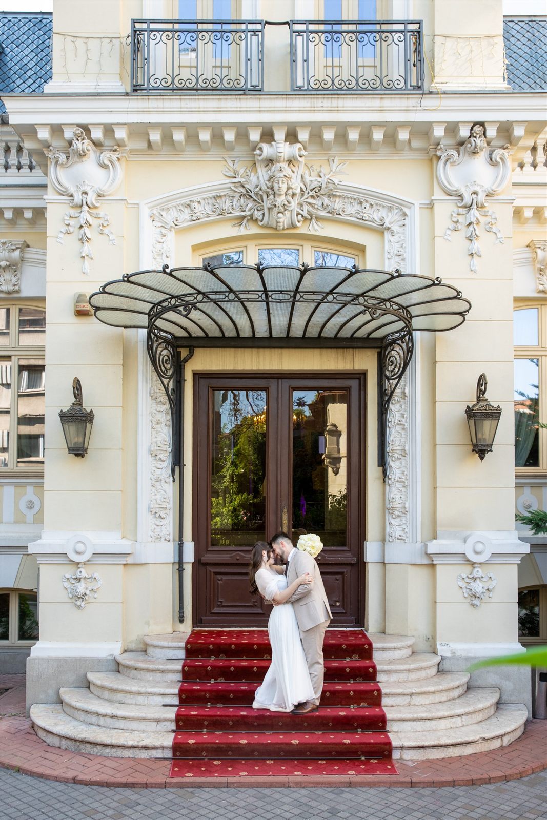 Irina și Alex la intrarea Palatului Noblesse — cununie restrânsă, București