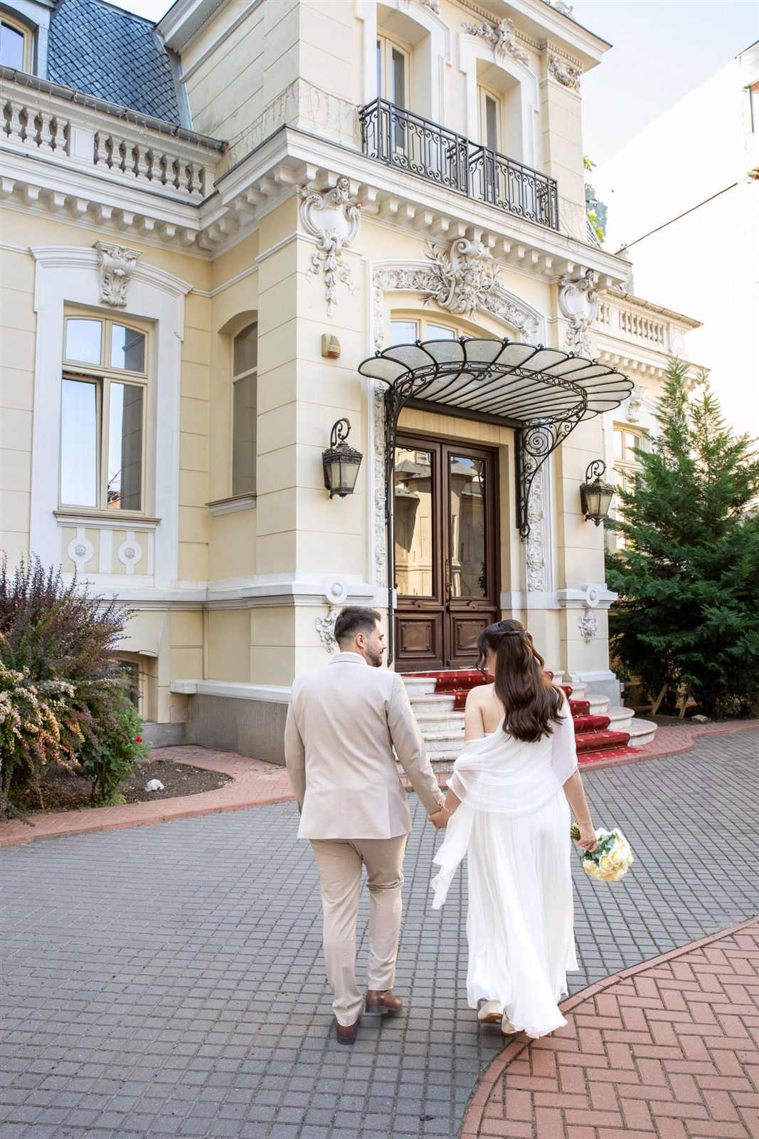 Miri în fața fațadei Palatului Noblesse — cununie restrânsă, București
