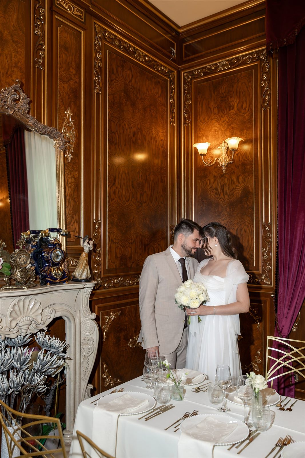 Miri lângă masa decorată tip imperial în salonul Regent — cununie restrânsă la Palatul Noblesse