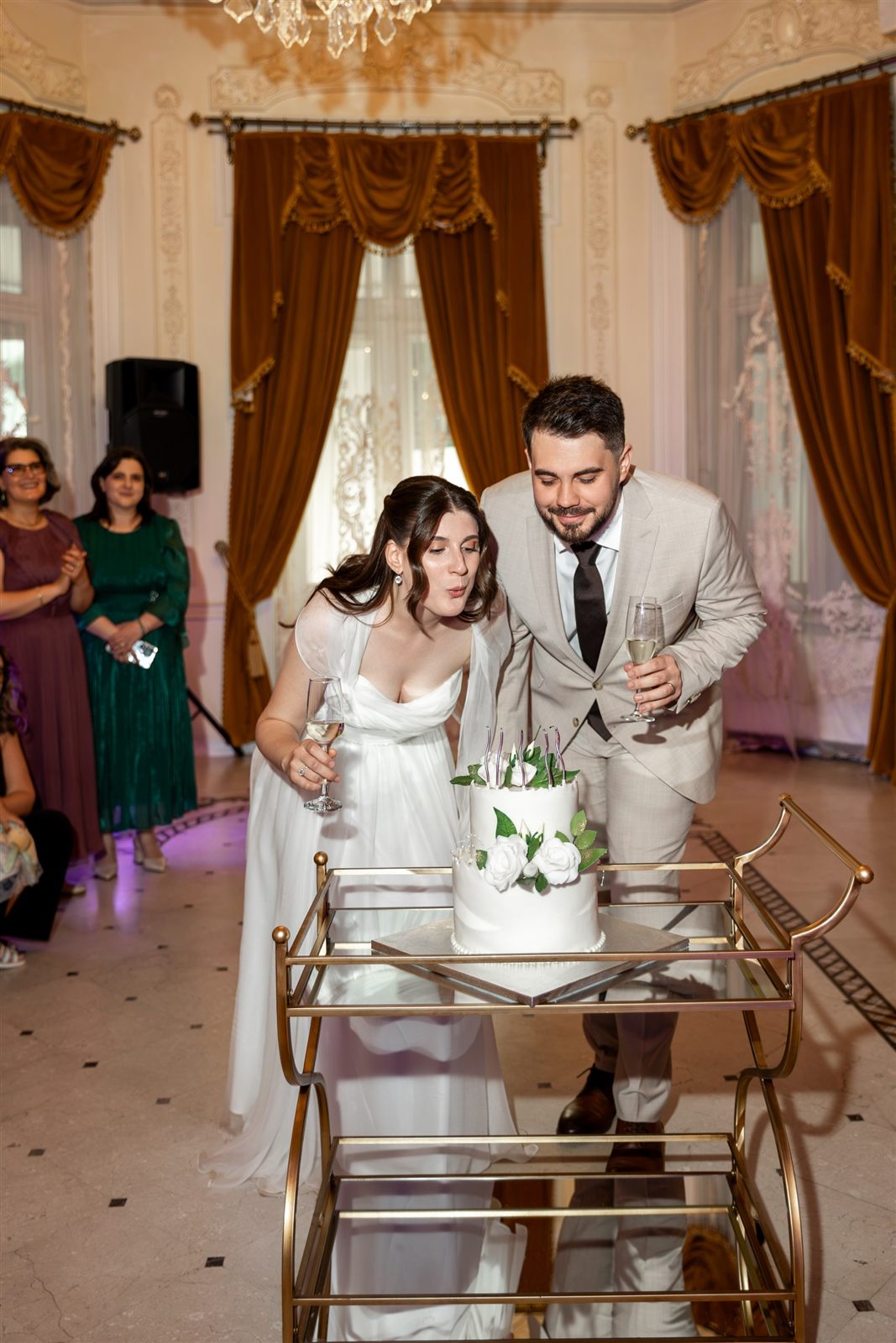 Momentul festiv al tortului la cununie — Irina & Alex, Palatul Noblesse