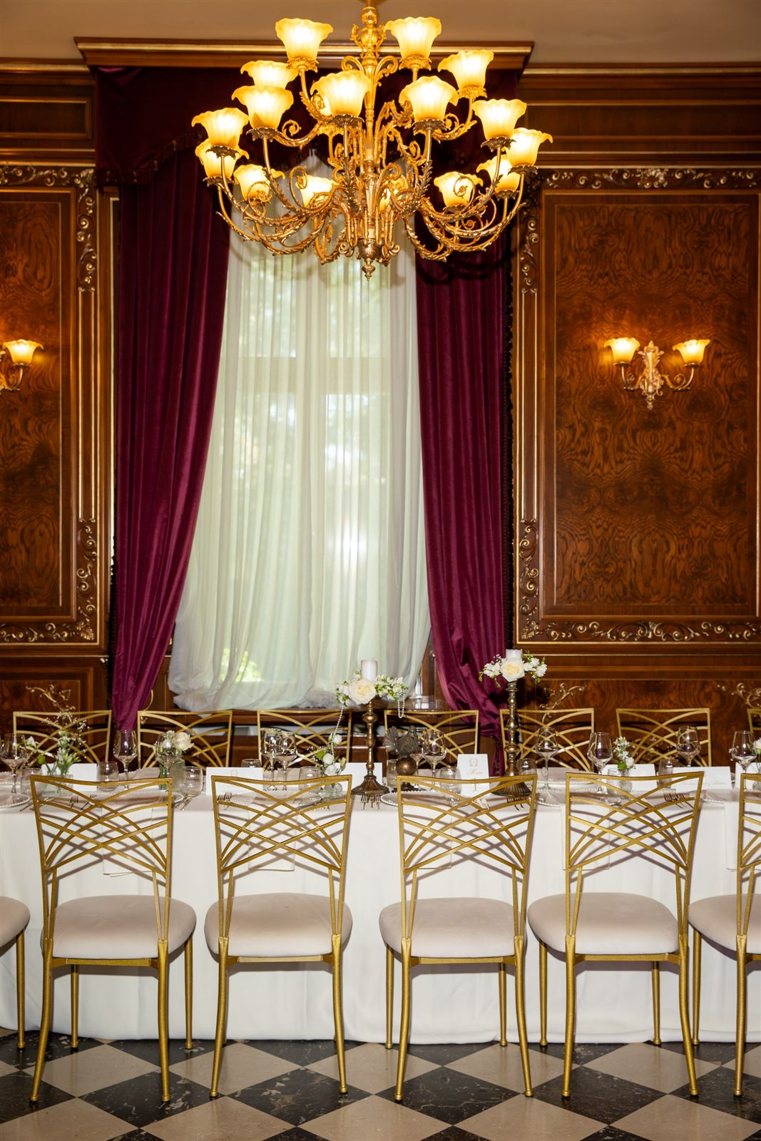 Salon cu candelabru amenajat pentru cununie restrânsă — Palatul Noblesse