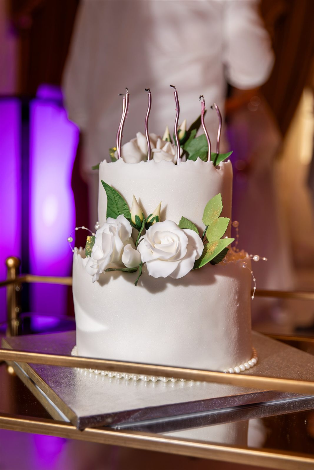 Tortul de cununie decorat cu flori albe — Irina & Alex, Palatul Noblesse