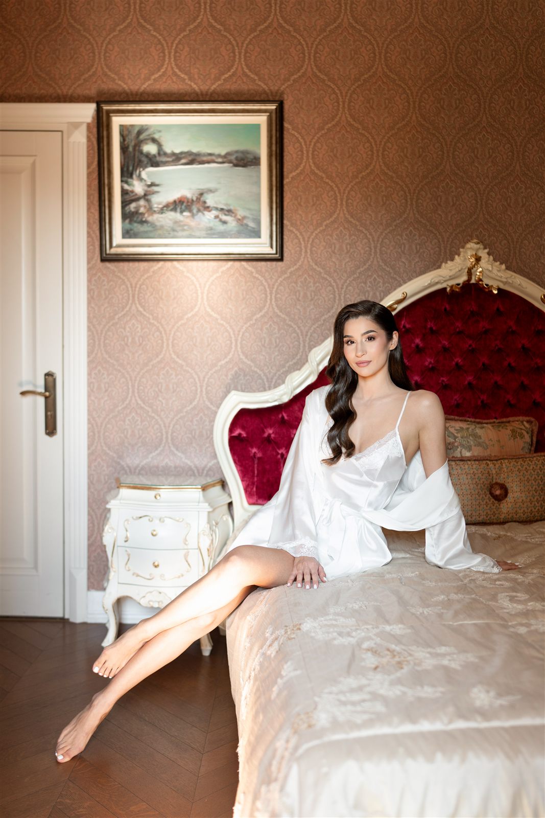Boudoir de mireasă pe patul din Apartamentul Royal al Palatului Noblesse