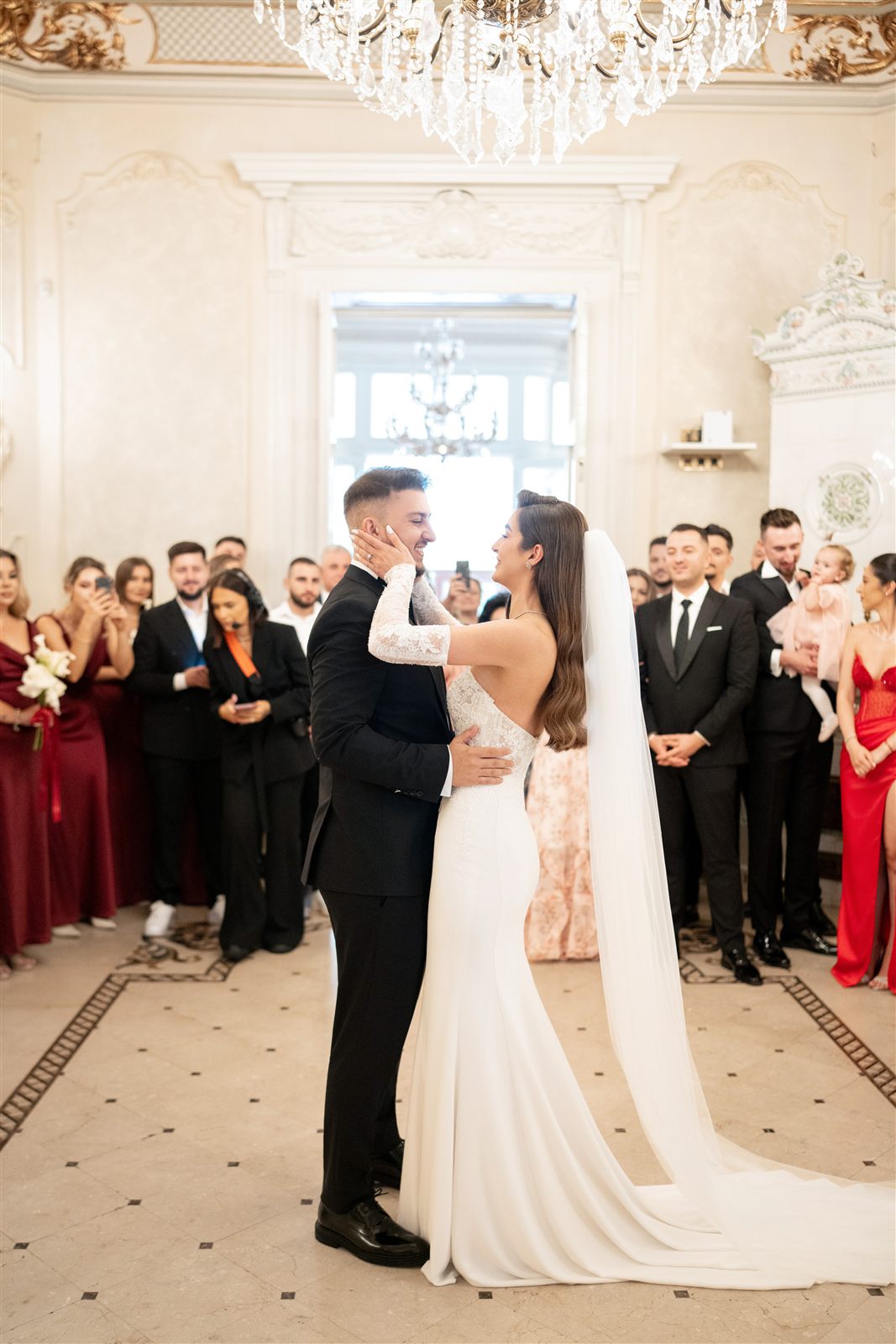 Ceremonie de nuntă cu mirii în mijlocul invitaților la Palatul Noblesse