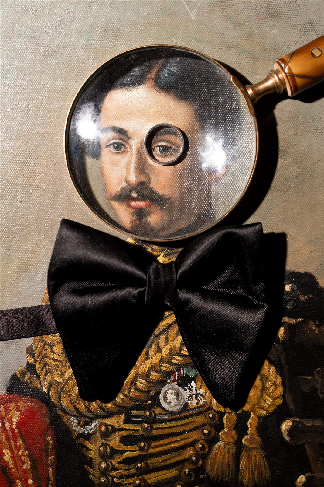 Papionul mirelui asezat pe un portret de epoca la pregatirile de la Palatul Noblesse
