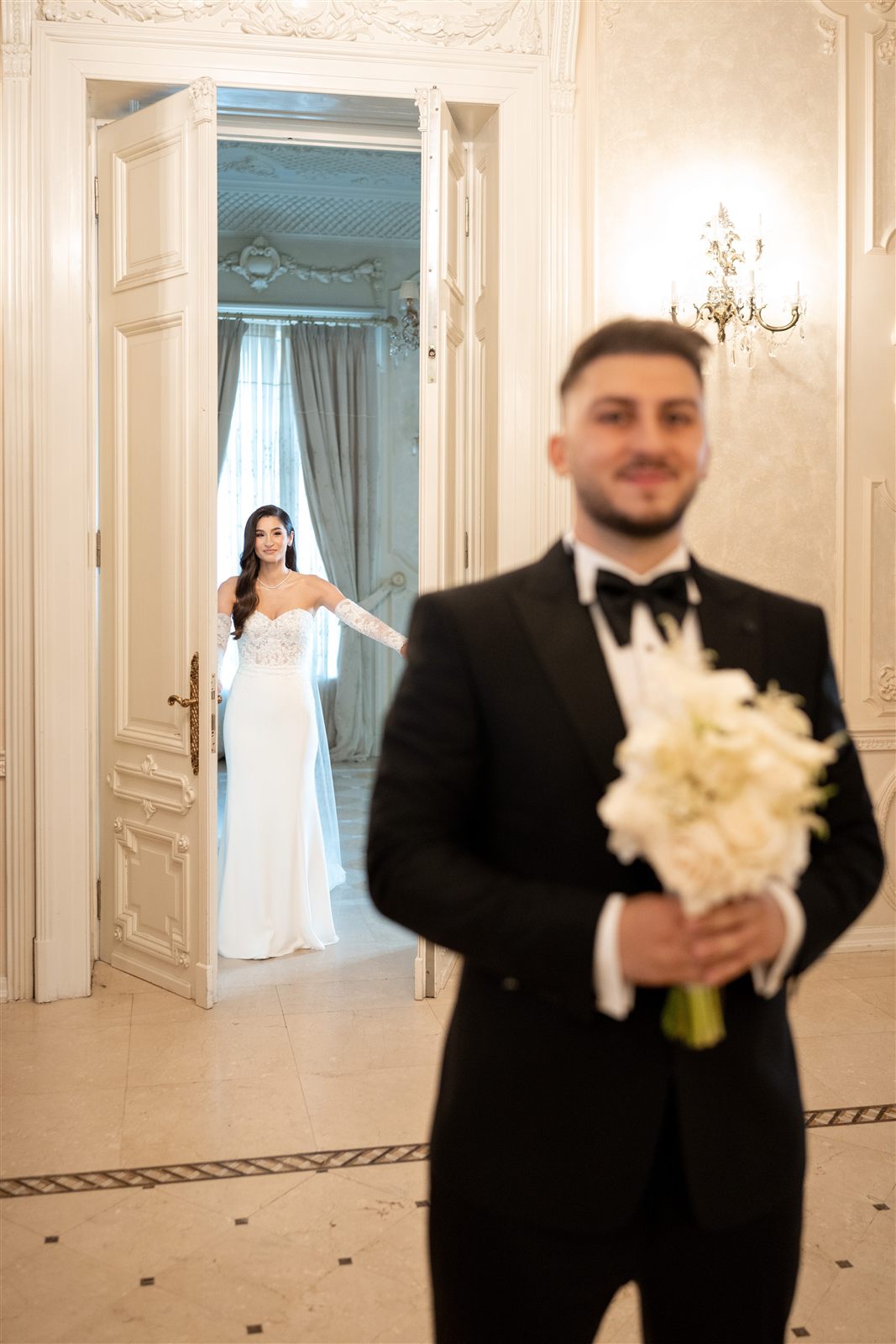 Mire cu buchetul în mână la momentul first look, Palatul Noblesse