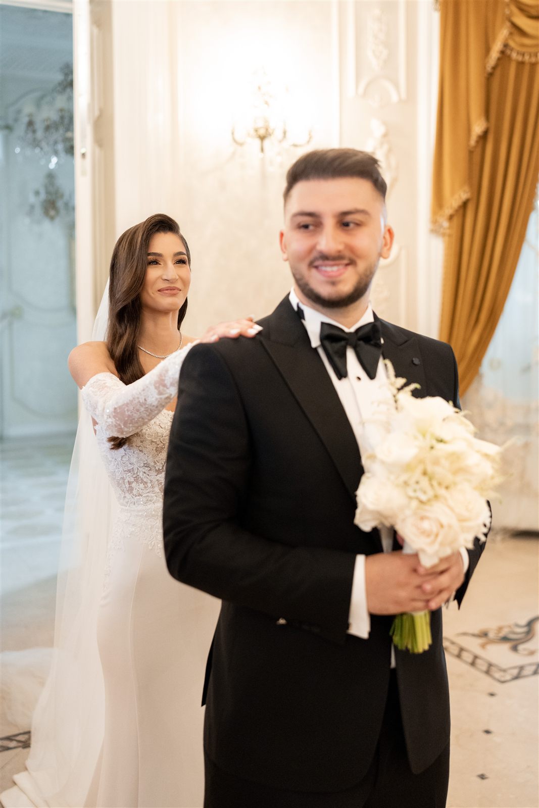 Mirii la momentul first look înainte de ceremonie la Palatul Noblesse