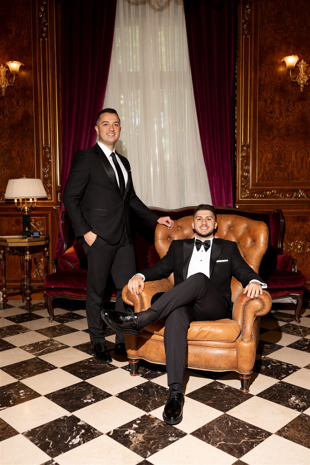 Mire în fotoliul de piele din Salonul Regent la Palatul Noblesse