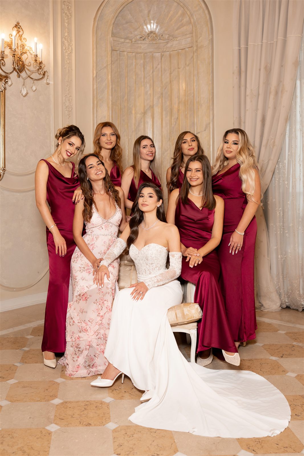Mireasa alături de domnișoarele de onoare la pregătiri, Palatul Noblesse