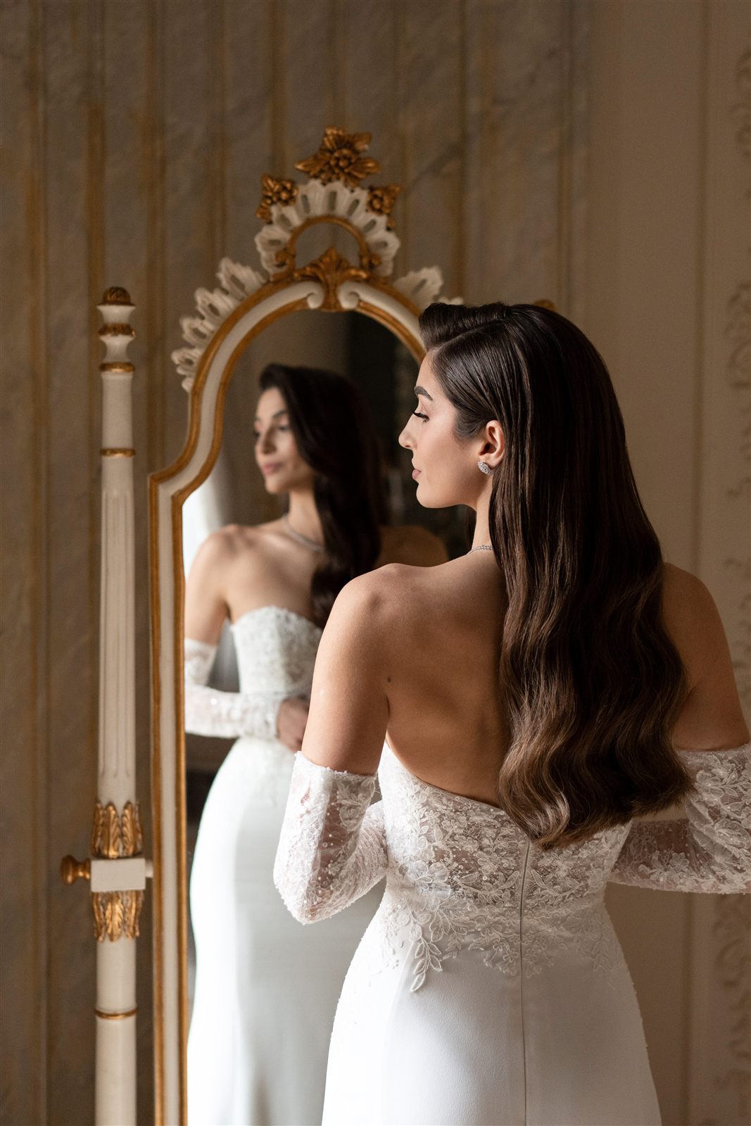 Mireasă în rochie, reflectată în oglinda Salonului Florence, Palatul Noblesse
