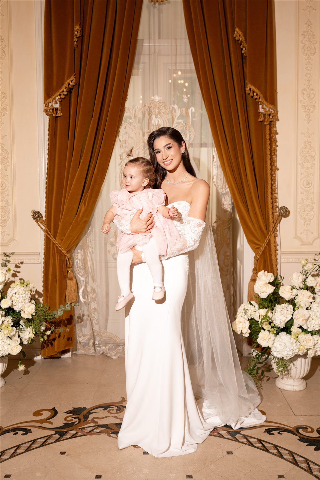 Mirii alături de domnișoarele de onoare la Palatul Noblesse