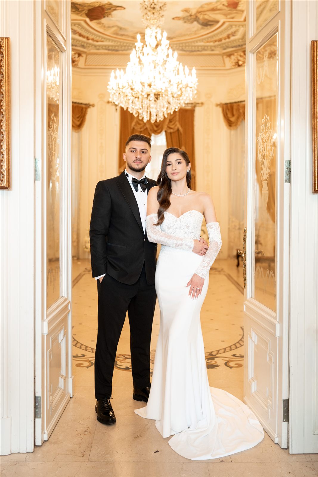 Miri în salonul Gallery al Palatului Noblesse înainte de nuntă