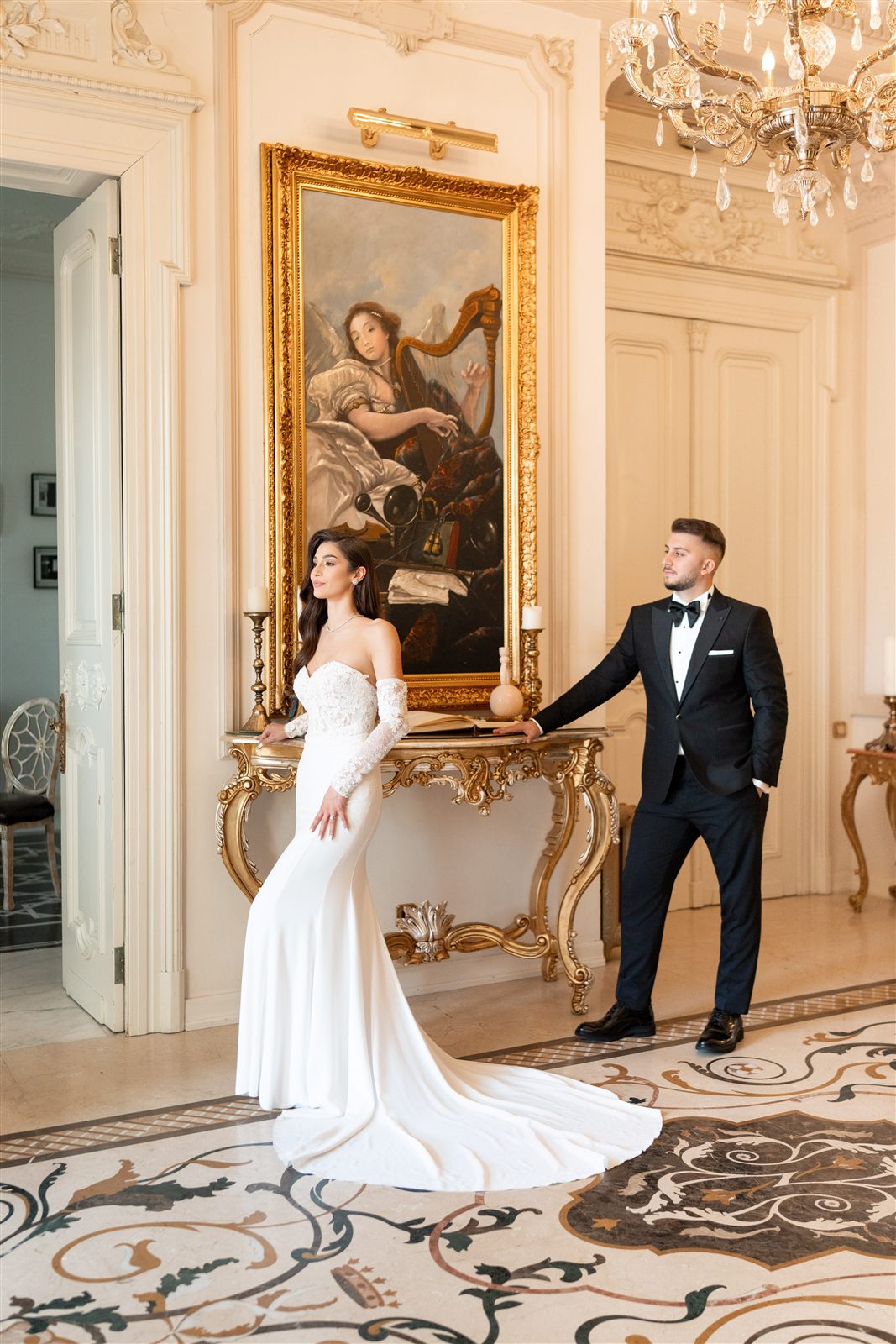 Miri în salonul Gallery, lângă tabloul în ramă aurită, Palatul Noblesse