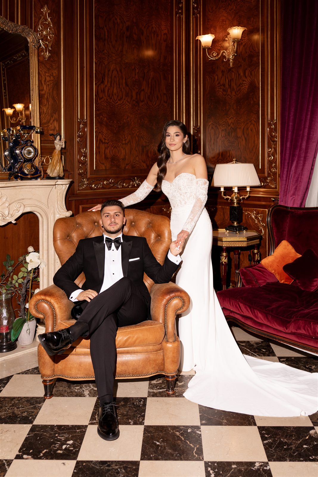 Miri în fotoliul din Salonul Regent la Palatul Noblesse