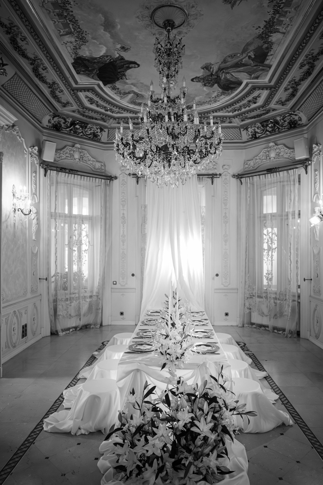Sala mare salon alb negru palatul noblesse la Palatul Noblesse
