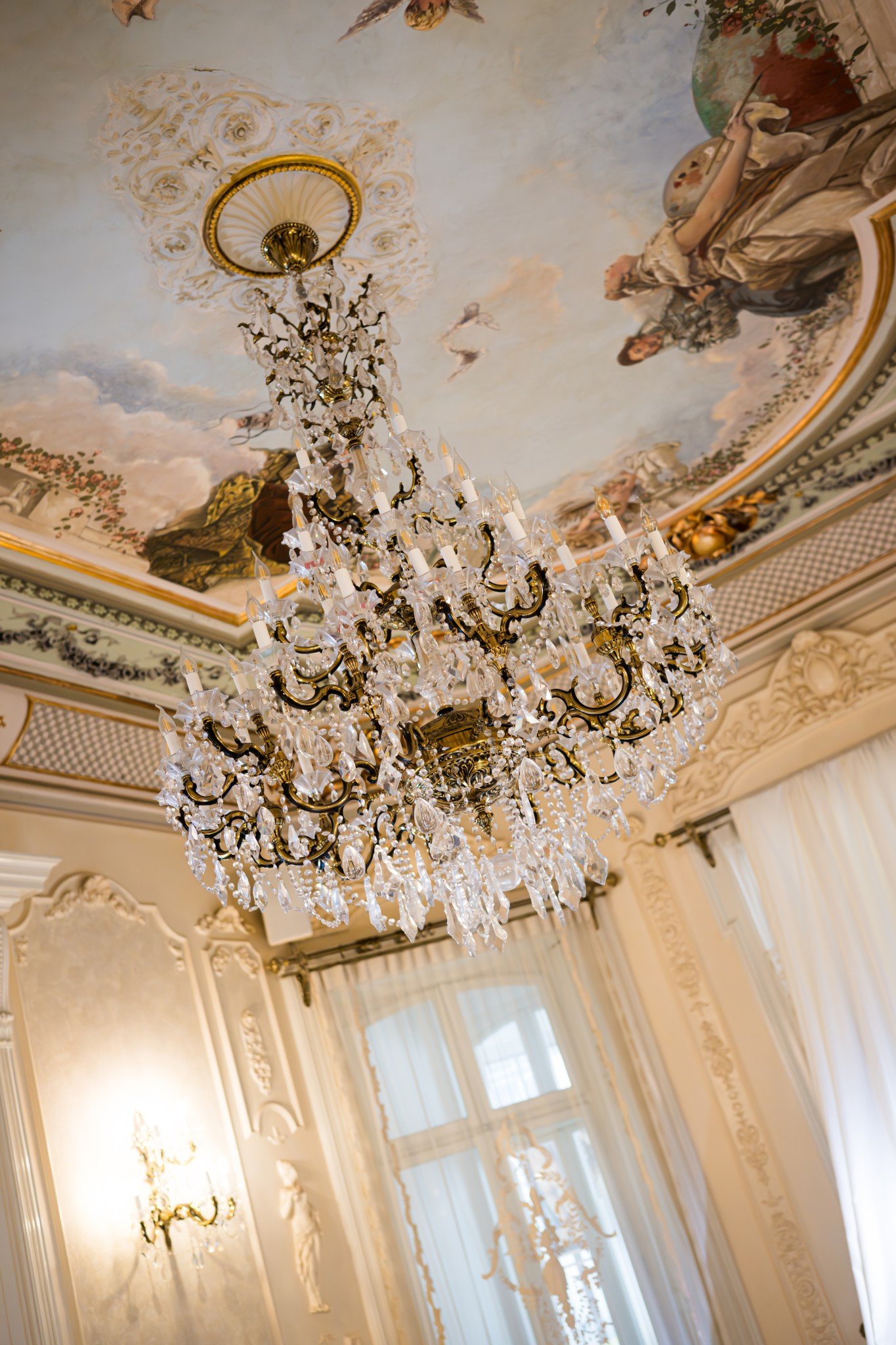 Tavan aurit candelabru palatul noblesse la Palatul Noblesse