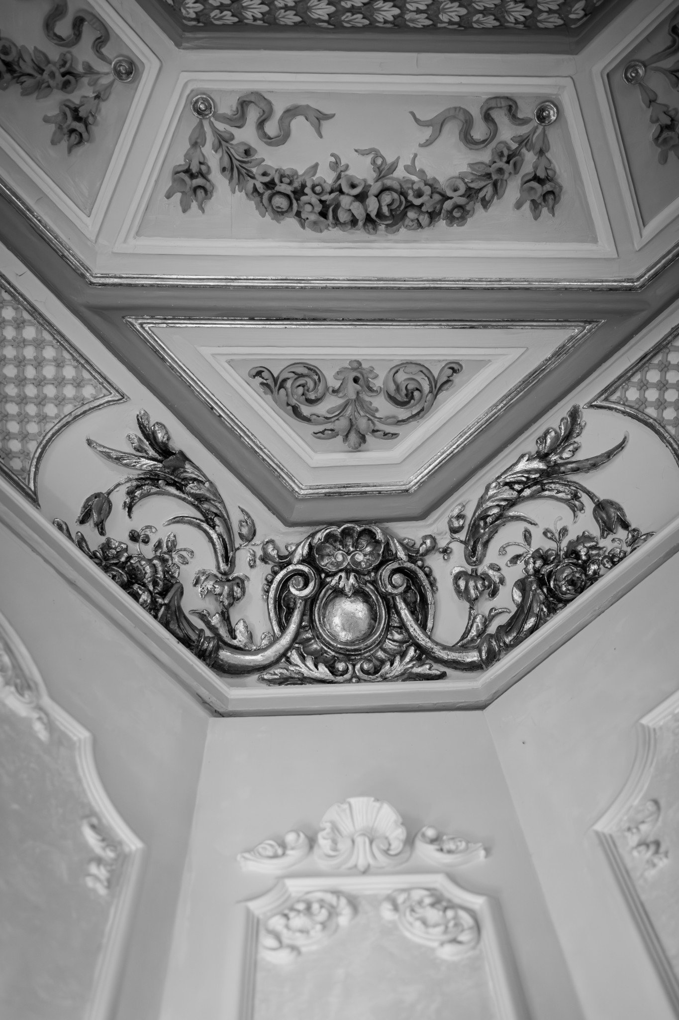Tavan stucaturi salon alb negru palat la Palatul Noblesse