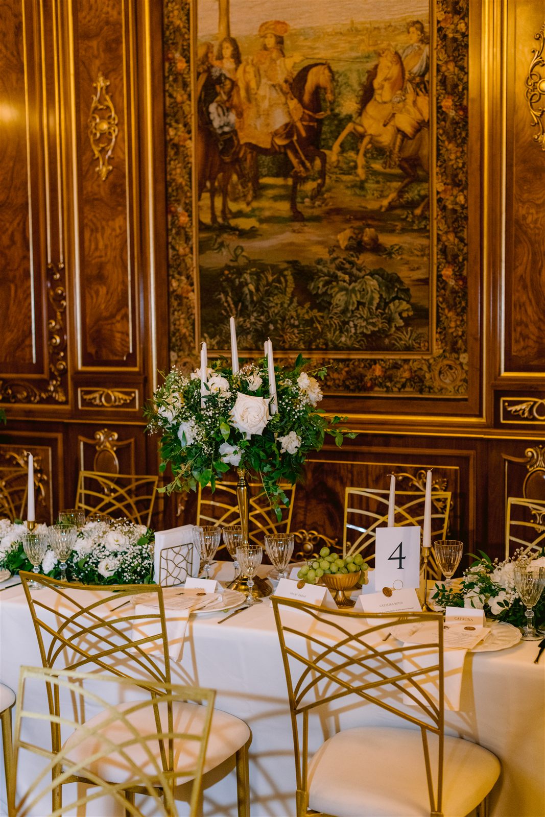 Aranjament floral pe masa din Salonul Regent al Palatului Noblesse