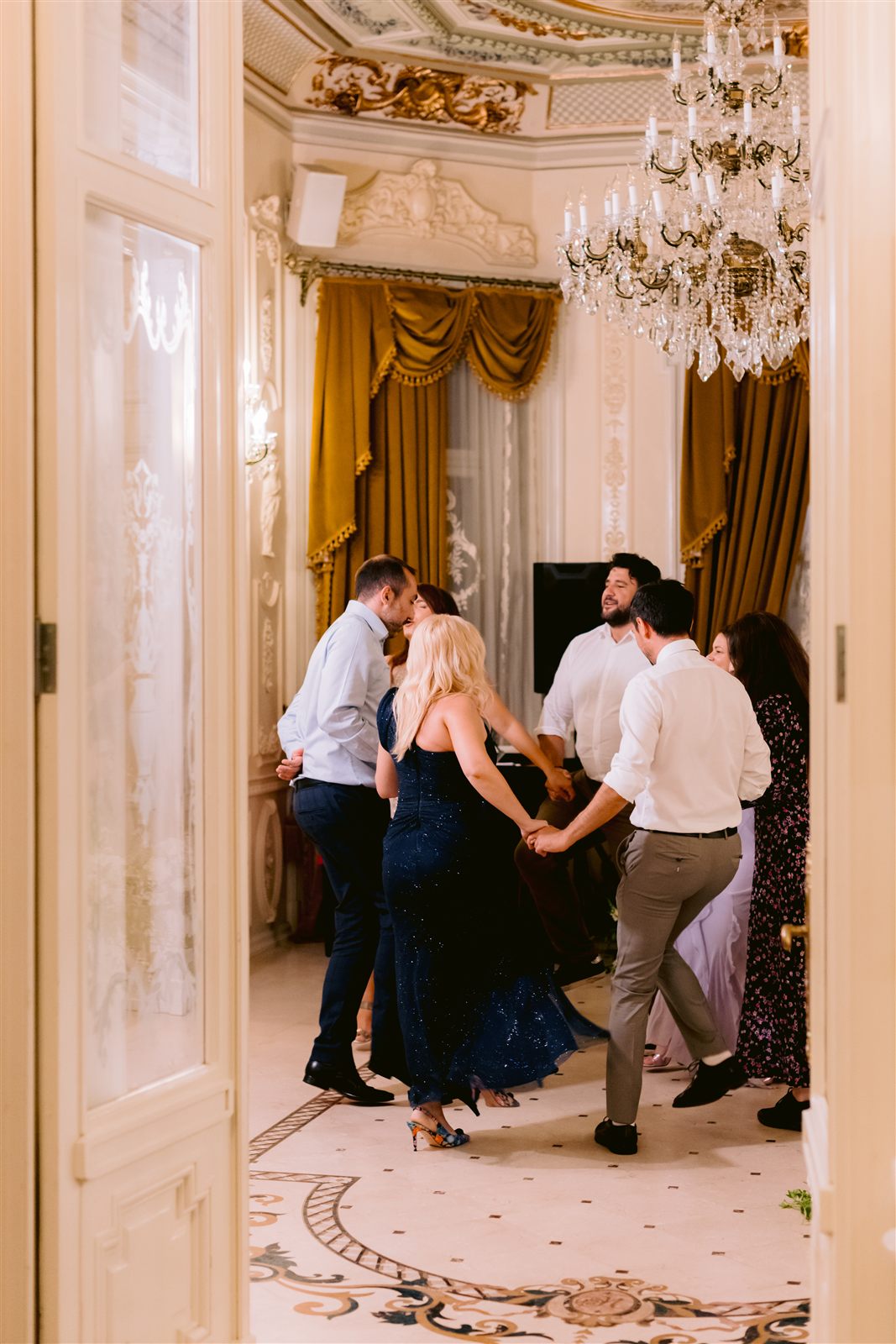 Invitatii danseaza la petrecerea de nunta de la Palatul Noblesse