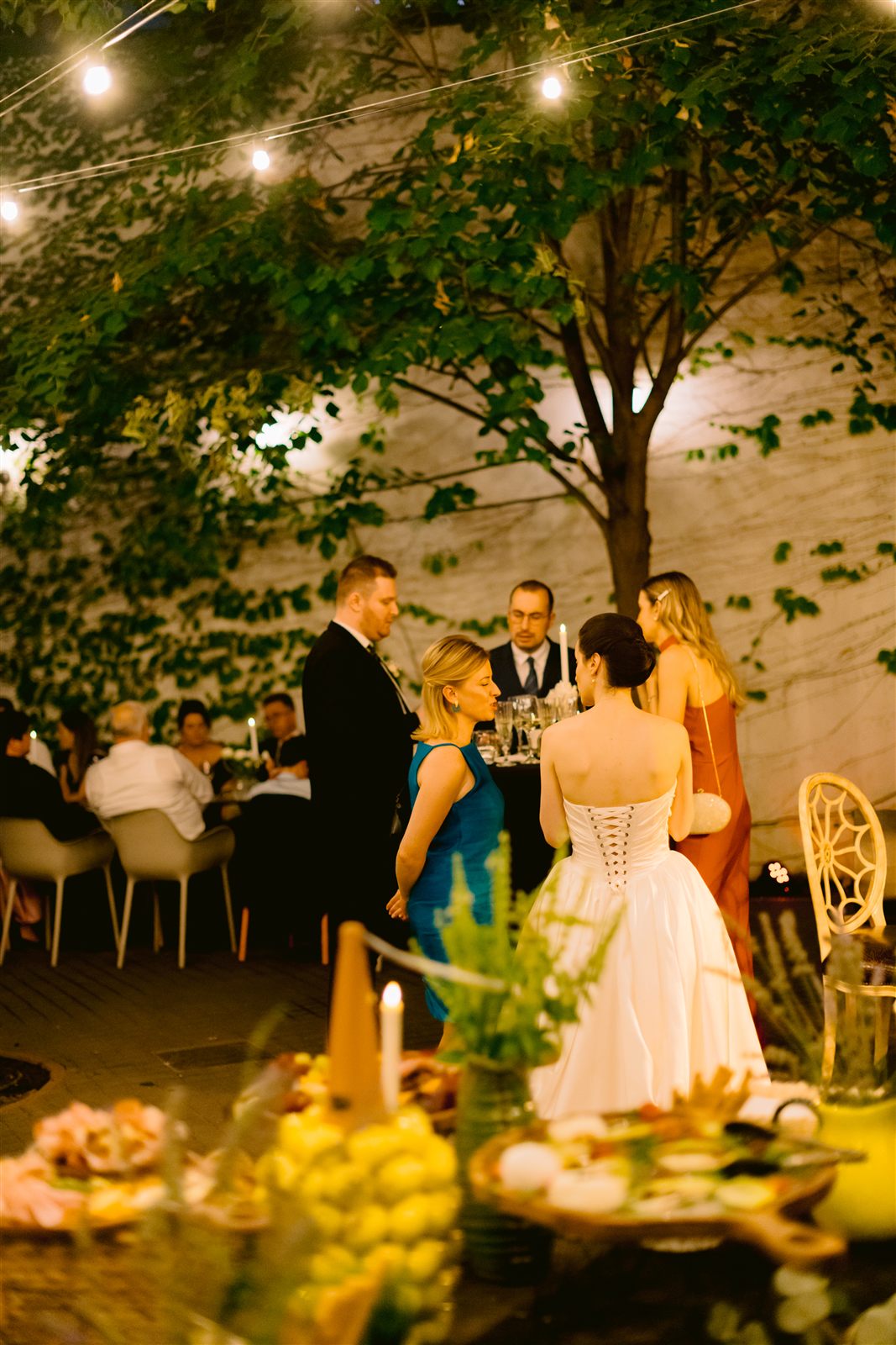 Invitatii in conversatie in Gradina Palatului Noblesse la welcome-ul de nunta